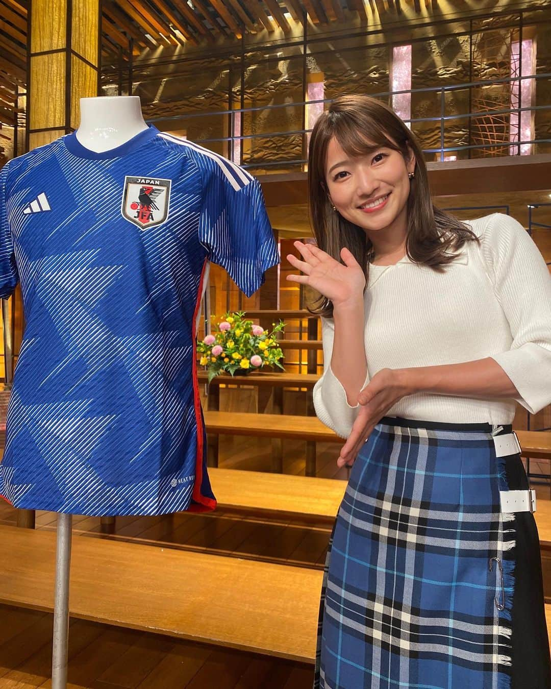 安藤萌々さんのインスタグラム写真 - (安藤萌々Instagram)「⚽️✨ 新しく発表された日本代表新ユニフォーム。こちらはホームユニフォーム！ 昔から祈りや願いを込めて折られた「ORIGAMI」がコンセプトです😌 サムライブルーにグラフィックが映えていますね💙  そして、51の国と地域を回るツアーで日本に来たFIFAワールドカップ優勝トロフィー🏆 レプリカではなく本物です…！！ 番組では、①優勝チームのメンバー ②国のリーダー しかトロフィーには触れない！というルールをご紹介しました🔥  衣装クレジット✍️ 襟付きニット、チェックスカート 上　Rope picnic 下　O'NEL OF DUBLIN くつ DIANA   花柄セットアップ 上下　La Butique BonBon ビアス　Jouete」8月30日 14時51分 - momo_ando_ex