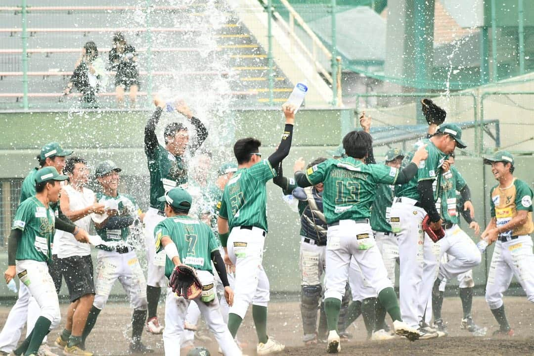 大西宏明さんのインスタグラム写真 - (大西宏明Instagram)「2022年8/24日⚾️  試合のない日に優勝が決まってしまったので………  翌日にせっかくなので 勝てば優勝っぽい事しよう‼️って事で試合終了と同時に水掛け💦💦💦💦💦  若さ！エネルギー✨✨ 楽しそうな選手達を今年も見れて最高の瞬間でした⭐️⭐️⭐️  1人‼️果てしなくおバカがいますがね😂 @taya.sakai.shrikes36   残り約1ヶ月❗️ まだまだ頑張りましょう💪  #堺シュライクス #3連覇 #v3 #独立リーグ #優勝 #どんちゃん騒ぎ  #最高の瞬間 #仲間に感謝  #若者 #夢を叶える  #目標達成  #プロ野球 #野球バカ  #野球好きな人と繋がりたい  #smile #ほなっ！！」8月30日 16時55分 - ohnishi_hiroaki_0428