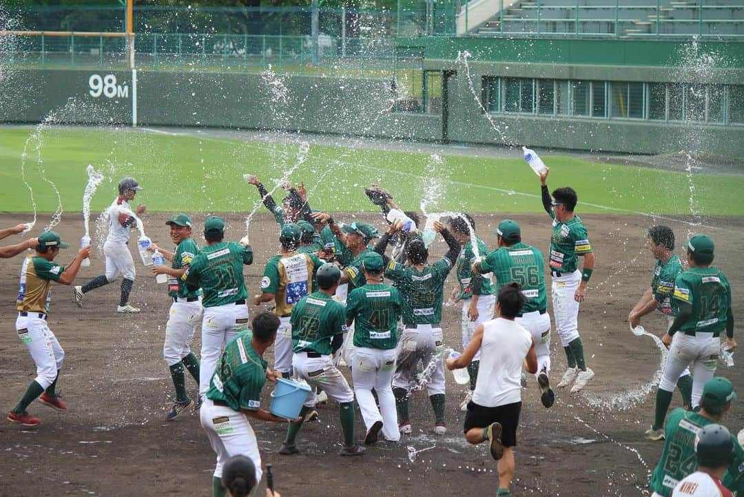 大西宏明さんのインスタグラム写真 - (大西宏明Instagram)「2022年8/24日⚾️  試合のない日に優勝が決まってしまったので………  翌日にせっかくなので 勝てば優勝っぽい事しよう‼️って事で試合終了と同時に水掛け💦💦💦💦💦  若さ！エネルギー✨✨ 楽しそうな選手達を今年も見れて最高の瞬間でした⭐️⭐️⭐️  1人‼️果てしなくおバカがいますがね😂 @taya.sakai.shrikes36   残り約1ヶ月❗️ まだまだ頑張りましょう💪  #堺シュライクス #3連覇 #v3 #独立リーグ #優勝 #どんちゃん騒ぎ  #最高の瞬間 #仲間に感謝  #若者 #夢を叶える  #目標達成  #プロ野球 #野球バカ  #野球好きな人と繋がりたい  #smile #ほなっ！！」8月30日 16時55分 - ohnishi_hiroaki_0428