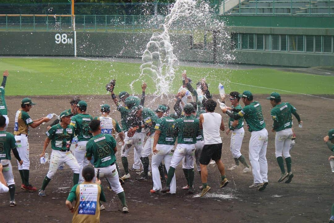 大西宏明さんのインスタグラム写真 - (大西宏明Instagram)「2022年8/24日⚾️  試合のない日に優勝が決まってしまったので………  翌日にせっかくなので 勝てば優勝っぽい事しよう‼️って事で試合終了と同時に水掛け💦💦💦💦💦  若さ！エネルギー✨✨ 楽しそうな選手達を今年も見れて最高の瞬間でした⭐️⭐️⭐️  1人‼️果てしなくおバカがいますがね😂 @taya.sakai.shrikes36   残り約1ヶ月❗️ まだまだ頑張りましょう💪  #堺シュライクス #3連覇 #v3 #独立リーグ #優勝 #どんちゃん騒ぎ  #最高の瞬間 #仲間に感謝  #若者 #夢を叶える  #目標達成  #プロ野球 #野球バカ  #野球好きな人と繋がりたい  #smile #ほなっ！！」8月30日 16時55分 - ohnishi_hiroaki_0428