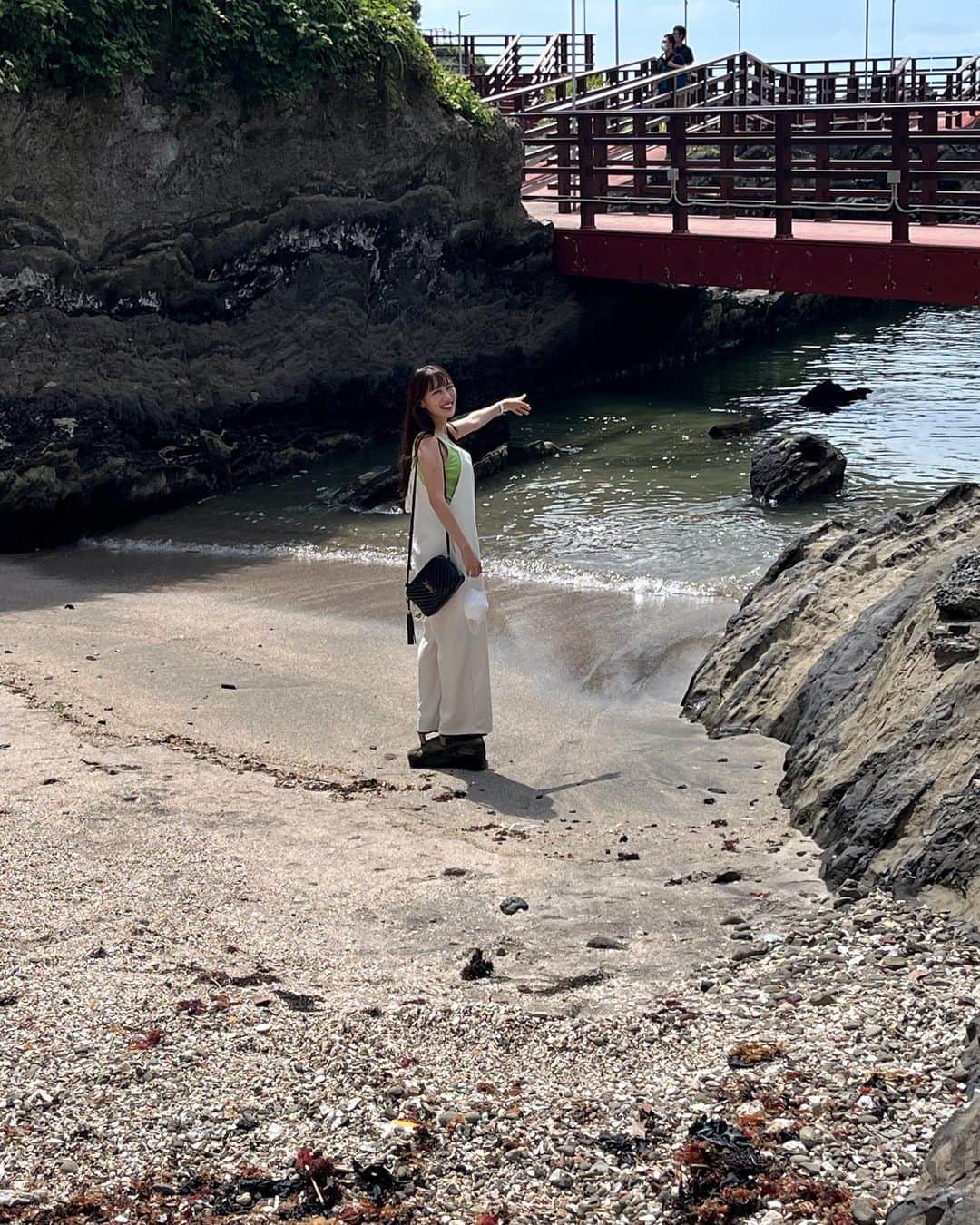 高城れにさんのインスタグラム写真 - (高城れにInstagram)「この日は海へ行ったよ！ めちゃくちゃいいお天気で、海日和だった🏖☀️ お水がとっても綺麗で泳ぎたくなりました！←泳げないけどw のーんびりした時間が流れててリフレッシュできました！  ※撮影時だけマスク外してます。 #夏休み #神奈川 #城ヶ島  #三浦」8月30日 18時13分 - takagireni_official