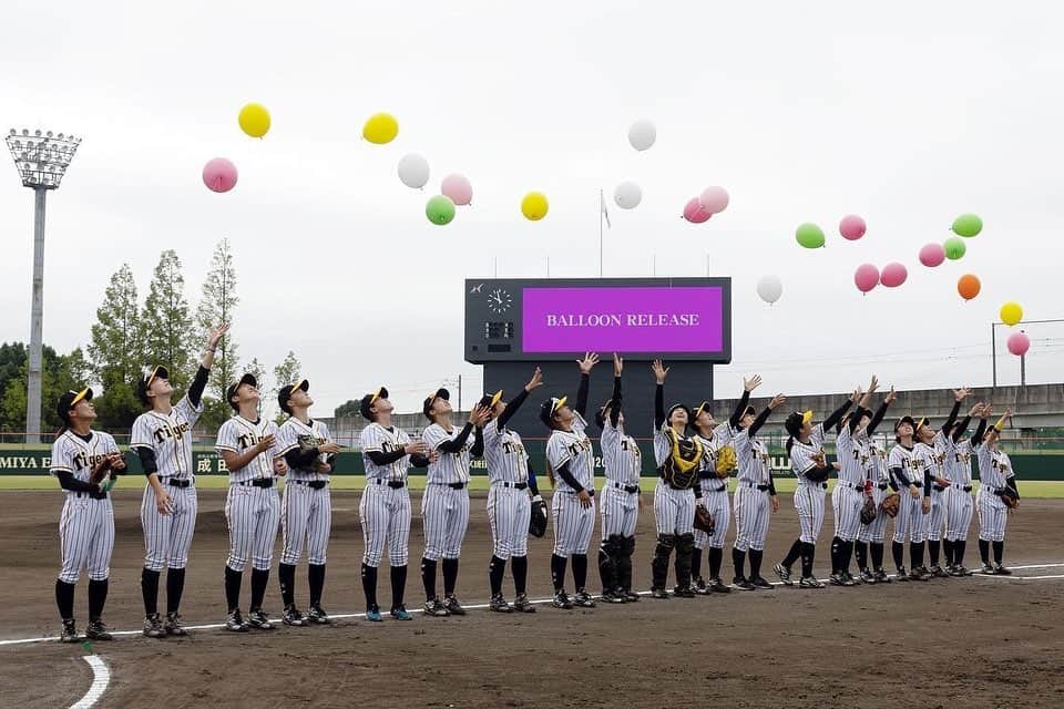 高塚南海さんのインスタグラム写真 - (高塚南海Instagram)「. . 第17回全日本女子硬式クラブ野球選手権大会優勝🏆  . チーム結成から2年目のシーズンで初の優勝を経験する事が出来て本当に嬉しく思います! この日まで沢山サポート頂いた関係者の皆様や応援して下さる皆様の存在があったからこその優勝だったと思います。 改めて皆様ありがとうございます🙏 . . そして、この大会まで野球中心の生活や大会で一週間家をあける事になっても頑張っておいでと送り出し、大会中も背中を押してくれた夫にも感謝です。 弱音を吐いてしまう時もあったけど夫や親友、チームメイトの支えもあり決勝戦の一打に繋がったと思います。 本当に私の周りは素敵な人ばかりで幸せ者です! このメンバーで優勝を味わう事ができて良かったです。また来週からもリーグ戦も始まり、全国大会にも向けて頑張ります💪 . これからも引き続き阪神タイガースWomenの応援よろしくお願いします🙇‍♀️❤️‍🔥 . . #阪神タイガースWomen #阪神タイガース #高塚南海 #クラブ選手権優勝  #はるか優秀選手賞おめでとう🤍  #むぅ完全試合おめでとう🤍」8月30日 19時30分 - southsea28