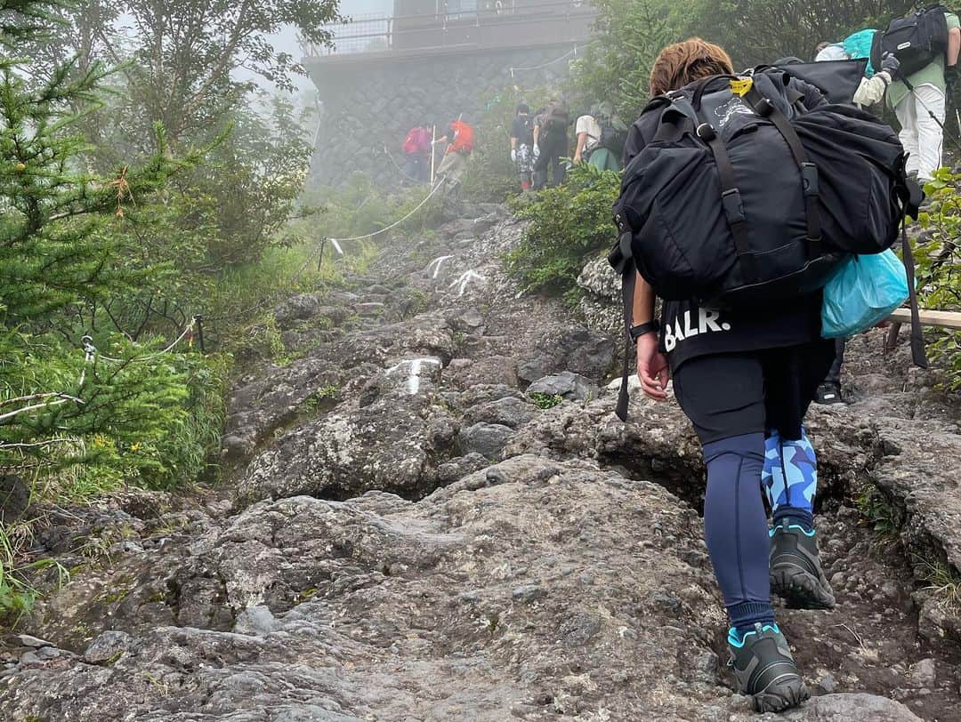 大倉士門さんのインスタグラム写真 - (大倉士門Instagram)「富士山登頂の余韻😊🗻 思い出第二弾！📖 ええ感じの写真と友達との写真📷✨ 海もえぇけど、山もえぇ！！😚🏔 何しろ、色んなこと挑戦できる経験できる経験できるって、ほんまにえぇ〜！！🥰💕」8月30日 19時56分 - shimonsmile