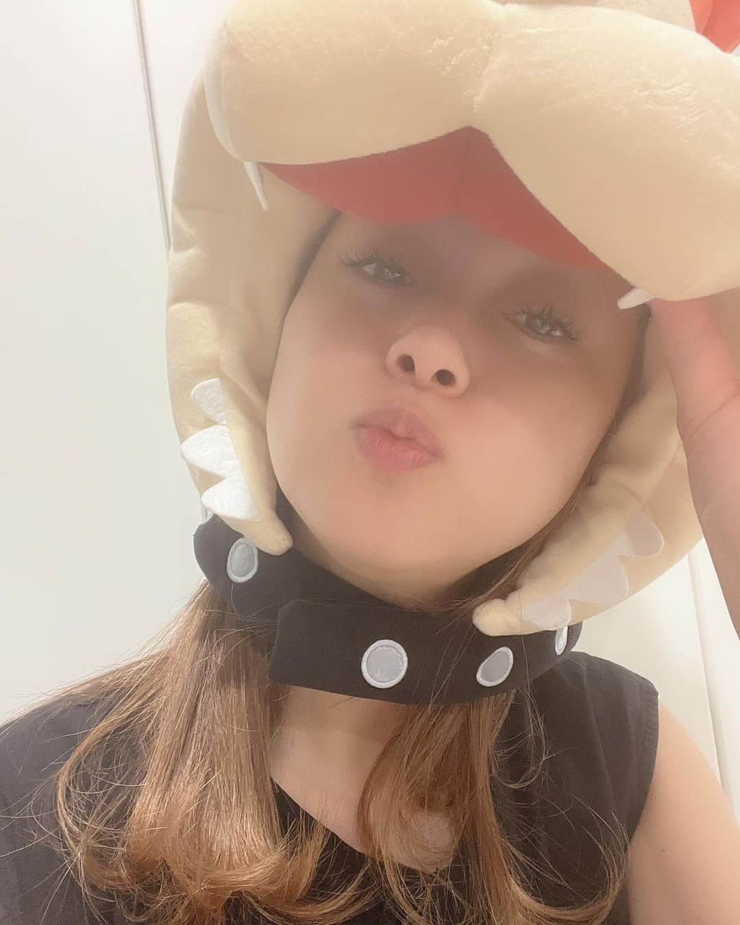 渡辺美奈代さんのインスタグラム写真 - (渡辺美奈代Instagram)「お仕事で大阪に行っていた 長男くんから #お土産〜と手渡された #カバンの中に #えっ？二度見👀 #これって。。。 #私に？お土産 #まさか #とりあえず #被ってみた #笑笑」8月30日 20時15分 - watanabe_minayo