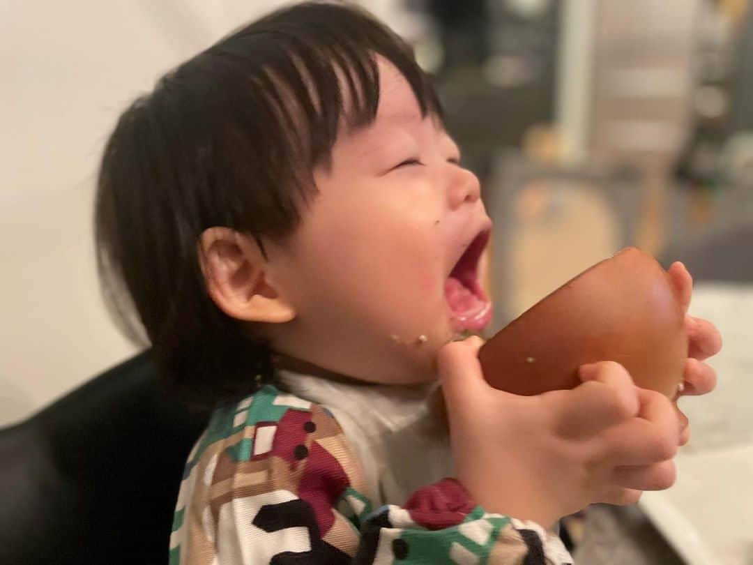 桃さんのインスタグラム写真 - (桃Instagram)「1歳でこんなに美味しそうにお味噌汁飲めるようになるなんて思わなかった…🥲✨普通に感動する…。子育て早い…🥲（まだまだこれから。笑）  #1歳3ヶ月 #たろ #年子兄弟 #長男 #食いしん坊たろう」8月30日 20時17分 - momo.official