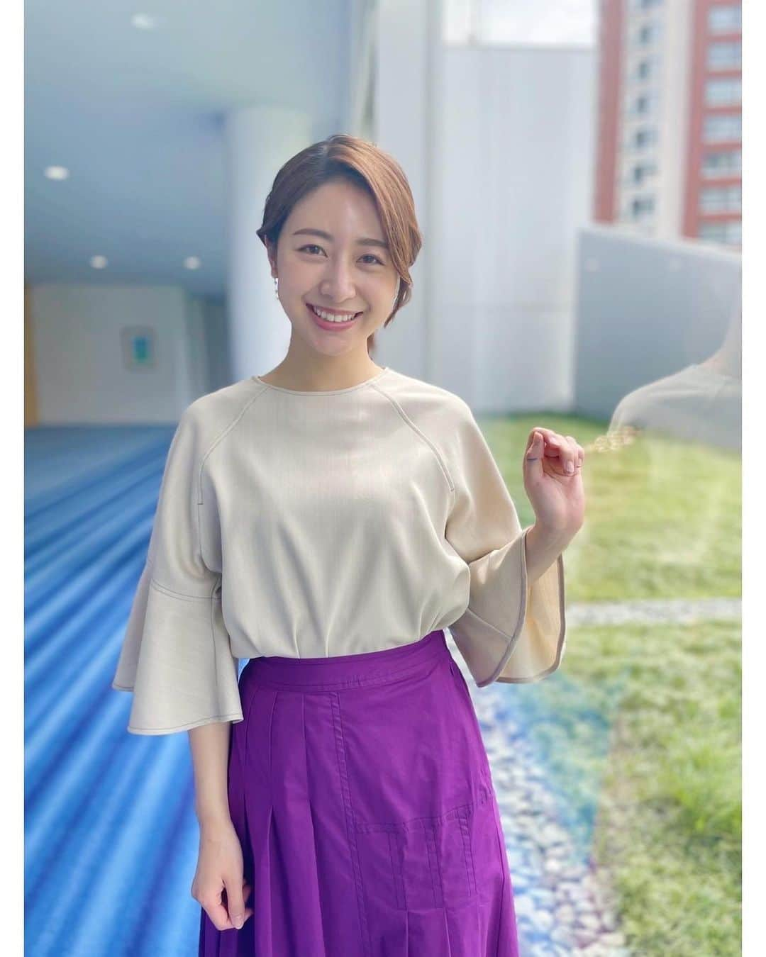 林美沙希さんのインスタグラム写真 - (林美沙希Instagram)「. 今日もお疲れ様でした☺︎ 先日の衣装はアシンメトリーになっていました！袖の長さも違って面白かったです👏✨ . 映像の途中でスタジオが映ってしまい申し訳ございません。喉があまり強くないので潤しながらやっております、！  #annニュース #ワイドスクランブル #林美沙希 #衣装 #ootd #セットアップ #スカートコーデ #アシンメトリー」8月30日 20時40分 - misaki0hayashi