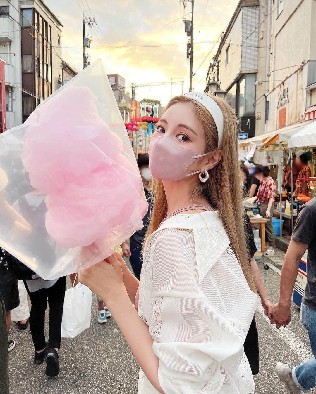 得あゆさんのインスタグラム写真 - (得あゆInstagram)「夏が終わる🍧地元の祭り楽しすぎたっ  ストーリーばっかりなので投稿が溜まってます。笑 夏が終わるまでにバンバン載せてくわ🤣  setup : @fray_id tops : @celine です！！！！ ・ ・ ・ ・ ・ ・ ・ ・ ・ ・ ・ ・ ・ ・ ・ ・ ・ #富山#富山県#富山観光#ねつおくり祭り#お祭り#祭り#夏休み#富山旅行#地元#福光#南砺市#田舎#夜店#ママコーデ#金髪#ヒール#セリーヌ#celine#ホワイトコーデ#カチューシャ#金髪ロング#ブラトップ#セットアップ#setup#子育てママ#ママファッション#かき氷#綿菓子#夏の思い出#食べ歩き」8月30日 21時00分 - tokuayu819