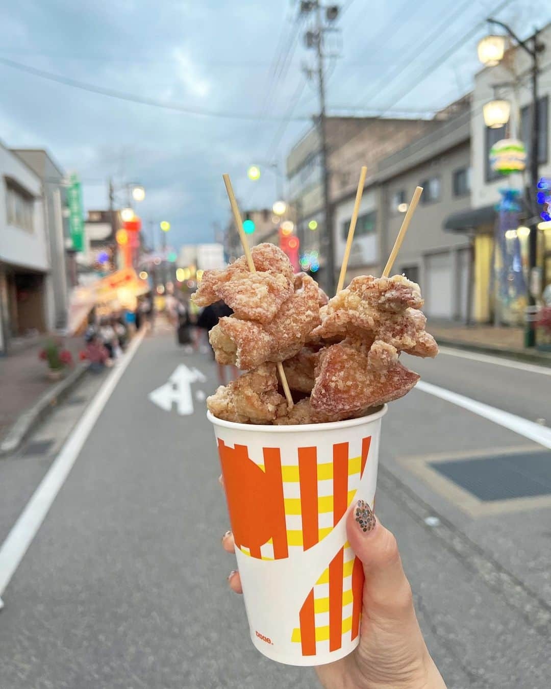 得あゆさんのインスタグラム写真 - (得あゆInstagram)「夏が終わる🍧地元の祭り楽しすぎたっ  ストーリーばっかりなので投稿が溜まってます。笑 夏が終わるまでにバンバン載せてくわ🤣  setup : @fray_id tops : @celine です！！！！ ・ ・ ・ ・ ・ ・ ・ ・ ・ ・ ・ ・ ・ ・ ・ ・ ・ #富山#富山県#富山観光#ねつおくり祭り#お祭り#祭り#夏休み#富山旅行#地元#福光#南砺市#田舎#夜店#ママコーデ#金髪#ヒール#セリーヌ#celine#ホワイトコーデ#カチューシャ#金髪ロング#ブラトップ#セットアップ#setup#子育てママ#ママファッション#かき氷#綿菓子#夏の思い出#食べ歩き」8月30日 21時00分 - tokuayu819