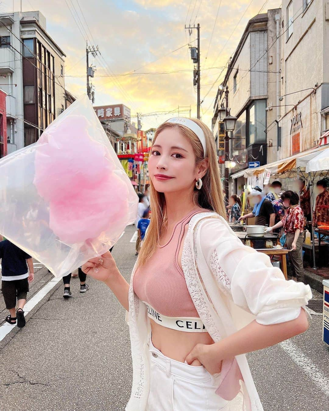 得あゆさんのインスタグラム写真 - (得あゆInstagram)「夏が終わる🍧地元の祭り楽しすぎたっ  ストーリーばっかりなので投稿が溜まってます。笑 夏が終わるまでにバンバン載せてくわ🤣  setup : @fray_id tops : @celine です！！！！ ・ ・ ・ ・ ・ ・ ・ ・ ・ ・ ・ ・ ・ ・ ・ ・ ・ #富山#富山県#富山観光#ねつおくり祭り#お祭り#祭り#夏休み#富山旅行#地元#福光#南砺市#田舎#夜店#ママコーデ#金髪#ヒール#セリーヌ#celine#ホワイトコーデ#カチューシャ#金髪ロング#ブラトップ#セットアップ#setup#子育てママ#ママファッション#かき氷#綿菓子#夏の思い出#食べ歩き」8月30日 21時00分 - tokuayu819