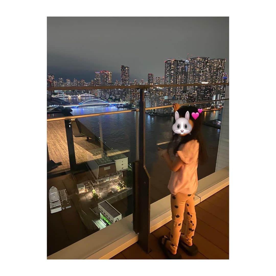 高垣麗子さんのインスタグラム写真 - (高垣麗子Instagram)「* 少しずつ秋の訪れを感じる瞬間も増えてきましたね  特に夜は過ごしやすい𓂃😌 やっとです✨  8月も残りわずかになり、夏の最後の思い出作りにと昨日はメズム東京で過ごしてきました✨ @mesmtokyo   音楽が大好きでピアノに興味のある娘にぴったりな企画  カシオ計算機株式会社✖️メズム東京  なんと✨ピアニスト・片木希依さん　@jizue_kie よるピアノレッスン体験が付いた宿泊プランが期間限定で開催されていたのです🎹(子供〜大人までどなたでも体験できるのだそう😳✨)  ピアニストの方に実際に教えていただける機会なんてなかなか無いですよね✨  片木希依さんの丁寧でありながらもとっても楽しいレッスンに娘もテンションが上がったようで、終わってからもまだやりたい✨もっと一緒にいたい✨と大はしゃぎでした‼  宿泊したお部屋のバルコニーからはベイエリアの煌めく夜景が一望✨ ルームサービスは24時間対応してくださるし、私のお気に入りのコーヒーもいただけるし、いつ訪れても居心地が良くて、ホッとする☺️  楽しい体験🎹 夏の思い出がもうひとつ増えたね✨  5歳 目で見たものや体験したことが記憶に残る月齢になったので、私もアンテナを張り巡らせるようになり楽しいです☺️  * #メズム東京 #片木希依　さん #🎹」8月30日 21時07分 - reikotakagaki