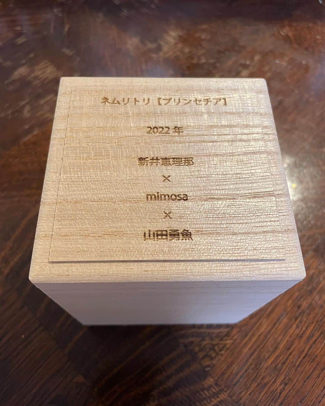 新井恵理那さんのインスタグラム写真 - (新井恵理那Instagram)「そうそう! 山田さんの展示会に置いていただいていたうちの子も、家に帰ってきました(*^▽^*)  ネムリトリ【プリンセチア】 2022年 新井恵理那 × mimosa × 山田勇魚  と文字を入れてくださってる化粧箱に入って‼︎  なんて粋な計らいを(ノ_＜)素敵すぎる! この夏、最高の思い出です!  #山田勇魚 #アート #アートな日 #YouTube #ねむりとり #プリンセチア #mimosa #新井恵理那 #centforce」8月30日 21時57分 - elina_arai