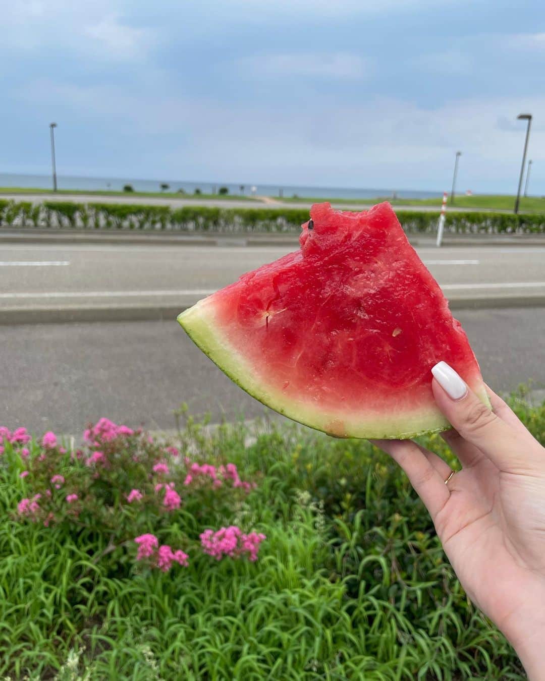 丹羽仁希さんのインスタグラム写真 - (丹羽仁希Instagram)「ロケでスイカ食べたとき🍉✨  最近涼しいね。夏終わっちゃうの？🥺🥺」8月30日 21時58分 - __niki22