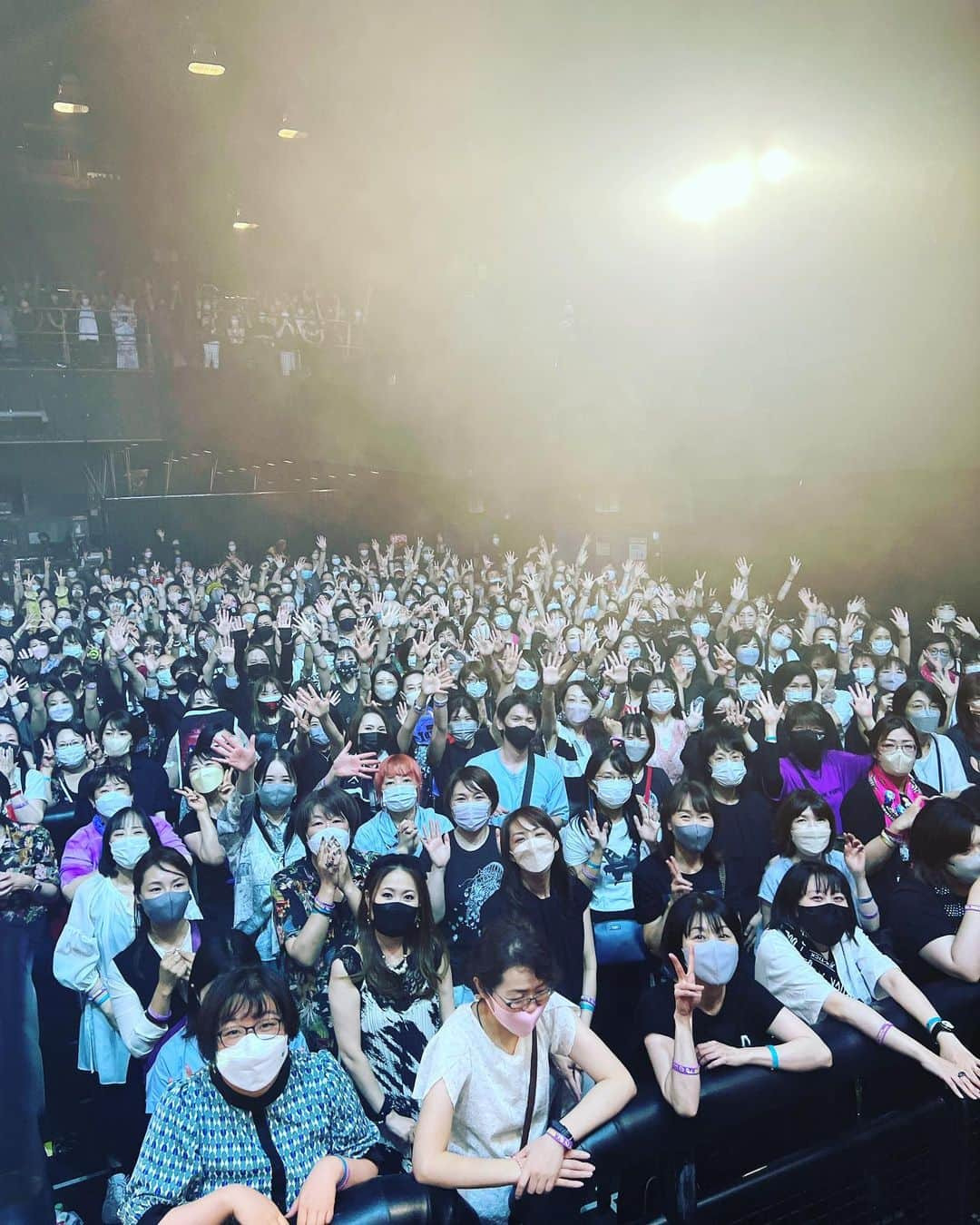 今井寿さんのインスタグラム写真 - (今井寿Instagram)「#🎸  #🍻  ありがとうございました‼️  8/26(金)  Zepp Sapporo  BUCK-TICK TOUR 2022  FISH TANK ✖️ LOVE & MEDIA PORTABLE ONLY LIVE  #zeppsapporo #buckticktour2022  #櫻井敦司 #ヤガミトール #樋口豊 #星野英彦 #今井寿 #imaihisashi #guitar #bucktick #bt #peace #✌🏻 #🌈🌈🌈🌈🌈🌈🌈 #アブラカダブラ #ABRACADABRA #🔮🙏🏻 #御守り」8月30日 21時59分 - bucktick_imai