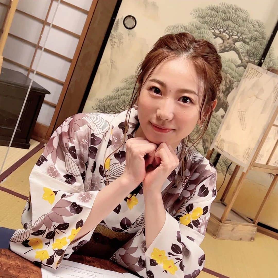 安済知佳さんのインスタグラム写真 - (安済知佳Instagram)「【語ル怪】  第一話、ご視聴ありがとうございました！  日笠しゃんと萌絵ちゃんと笑いまくった楽しい時間でした(笑) 笑える怪談番組！！！🤣  まずはわたしが怪談を朗読いたしました～！ エレベーター乗るのがちょっと怖くなって貰えたら嬉しいです🥰  次回もお楽しみにーー！！  📷️ この壺が最高だったので一緒に撮りました(笑) 2枚目は萌絵ちゃんが撮ってくれました🥰 お二人の浴衣姿も素敵すぎた～😍😍😍  また全て放送されたら、他の写真も載せますね～👻  #語ル怪 #日笠陽子 #豊田萌絵 #安済知佳」8月30日 22時07分 - chikachika_anzai_official