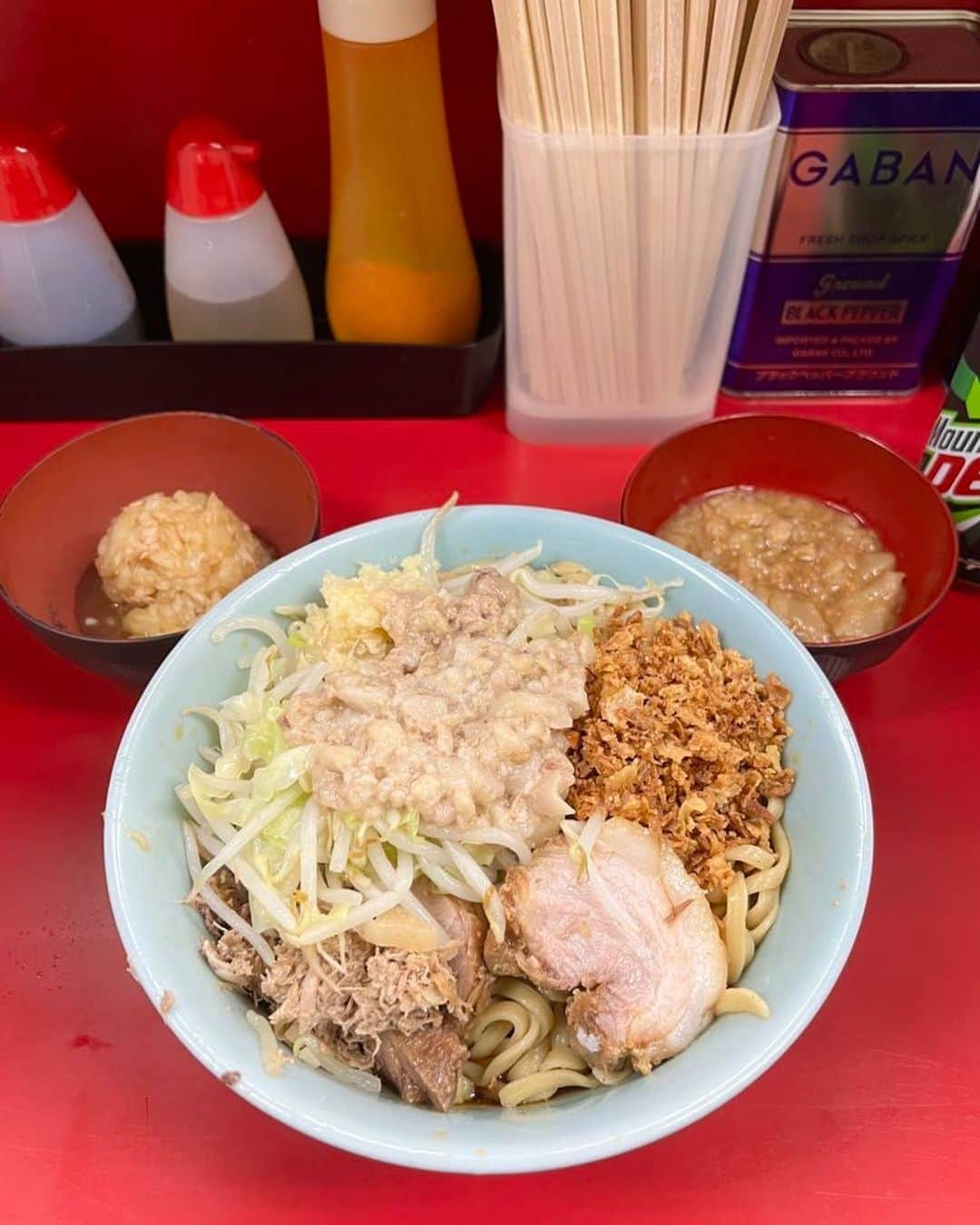 桃乃木かなさんのインスタグラム写真 - (桃乃木かなInstagram)「食欲の秋解禁！！！！！  つけ味冷や汁なし ツナたま甘め味 甘〜い脂  さっぱり甘い最高な組み合わせ... 初めて2週しました😂 (2杯目は流石に麺半分です)  隣の方は大の全マシあたりを私よりも早く食べて 颯爽と帰っていかれましたからね...鍛えられる💪笑  #ラーメン二郎 #ラーメン二郎中山駅前店」8月30日 22時26分 - kana_momonogi