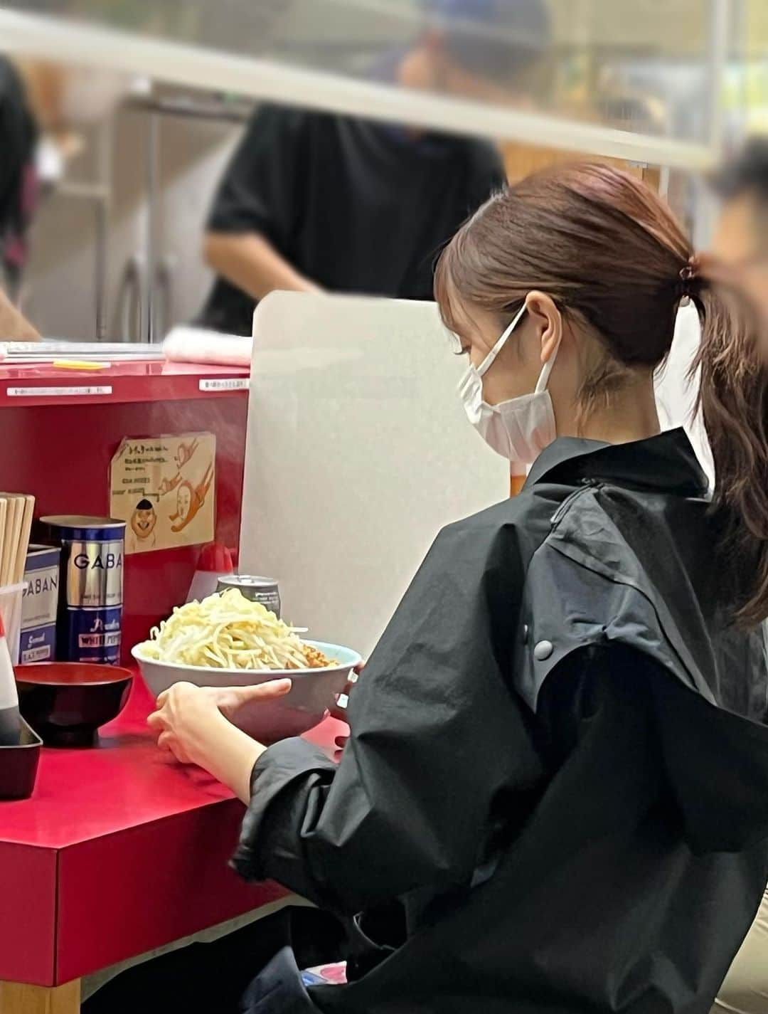 桃乃木かなさんのインスタグラム写真 - (桃乃木かなInstagram)「食欲の秋解禁！！！！！  つけ味冷や汁なし ツナたま甘め味 甘〜い脂  さっぱり甘い最高な組み合わせ... 初めて2週しました😂 (2杯目は流石に麺半分です)  隣の方は大の全マシあたりを私よりも早く食べて 颯爽と帰っていかれましたからね...鍛えられる💪笑  #ラーメン二郎 #ラーメン二郎中山駅前店」8月30日 22時26分 - kana_momonogi