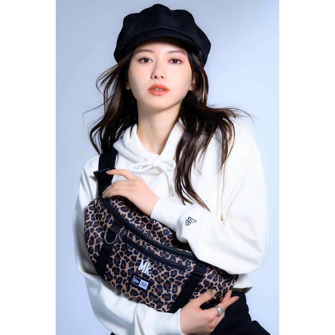 山本舞香さんのインスタグラム写真 - (山本舞香Instagram)「「山本舞香× NEW ERA®︎」 コラボ商品が発売されます！ 詳細は追ってお知らせします〜  スタッフインスタでも色々お知らせします〜 @yamamotomaika_staff   お楽しみにっ！！」8月30日 22時54分 - yamamotomaika_official