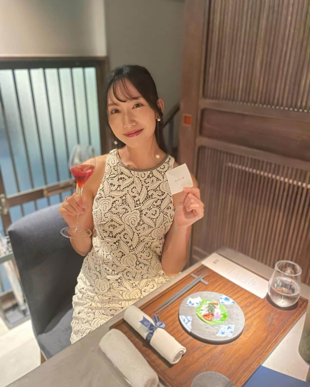 中島亜莉沙さんのインスタグラム写真 - (中島亜莉沙Instagram)「表参道の裏路地にある古民家を リノベーションしたレストランでディナーした日🍽 @hyene_omotesando   まずお店の前に着くとイエンの バス停がありジブリのような世界観‼︎  お店の中に入るとお洒落なカウンターで 古民家の良さと新しさが融合した雰囲気✨  一斉に始まるおまかせコースは なんと、くじ引きから始まる！ 私は"キャビア1.5倍"を引きました✌🏻  女性シェフの陽子さんがユニークで、 豚足を提供するときはマックの帽子を被ったりと 表現の細部にもこだわりが✨  ドリンクは日本酒などのアルコールだけでなく お茶やソフトドリンクも充実してました！ こだわりが詰まった旬のフルーツや ティーを使った自家製ジュースが美味しすぎた☺️  どのお料理も絶品すぎたのですが 特に黒鮑の茶碗蒸しが美味しくて 忘れられない...🥹  シメのご飯ではおにぎりを作って頂けるのですが BGMは"千と千尋の神隠し"😭🍙  最後に手土産をくれる粋な計らいもあり とっても濃厚で美味しい半熟卵が入っていて 家でも感動が続く🥹🙌🏻  【今回頂いたお料理】 ・イワシ えごま セミドライトマト ・四万十川の鮎の備長焼き ココナッツミルクのソース ・ 2年熟成キタアカリ 国産キャビア ・豚足 万願寺唐辛子とコチュジャンソース ・3時間蒸した黒鮑茶碗蒸し ・太刀魚の自家製パイ包焼き ・かつべ牛 (赤みにこだわったお肉) ・雪若丸のおにぎりwith 明太子or牛 ・秋田こまちのジェラート ・あかつき桃フロマージュブランのムース  美味しいだけじゃなく どきどきやワクワクも提供してくれる 是非おすすめしたいレストランでした♡  #表参道 #表参道ディナー #表参道ごはん #表参道フレンチ #古民家レストラン #表参道デート #都内デート #ジブリの世界 #フレンチレストラン」8月30日 23時59分 - arisan_days