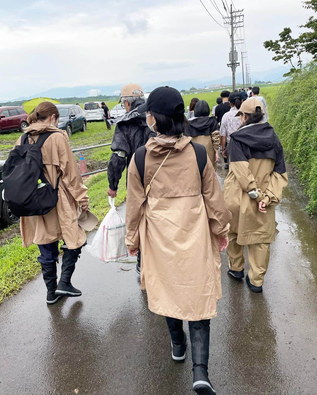 藤井明子さんのインスタグラム写真 - (藤井明子Instagram)「8月は花火のために駆け抜けた1ヶ月でした← 「一度でいいから長岡の花火を見てみたい」という両親の願いを実現させようと思い立った5月。藤井家＋ワクエルの六人分のツアーを完璧に仕上げたものの、止むを得ない理由で私とワクエルの2人で行くことになった長岡。(もちろん長岡花火最高だった！) 悔しくて悔しくて来年の長岡を待てず（え）、急遽大曲花火行きを決定し準備に奔走。公式hpに「気合を入れて来て下さい」と書かれていた大曲を攻略するため、ストーリーズで皆様にアドバイスをいただき、本当に本当に無理なく無事に最高の花火を見ることが出来ました。感謝しかありませぬ！！！！  今回は立地や天候が難易度高めな大曲について、持っていってよかったものなどを書きまする。若くない両親のためにしっかりした装備です。ちなみに、プランはなるべく無理のないように東京から会場近辺まで(とはいえ片道45分くらい歩くけど)の送迎付きで、当日は宿泊するツアーにしました。  大曲花火の必需品（持ってなかったら詰んだもの） ※大曲花火＝雨ってくらいお天気は毎年不安定だと情報をいただきまして、今回も降ったり止んだりでしたが降ってる時は割と大雨でした。 ・長靴！長靴！長靴！またはしっかりした雨よけ靴カバー 前日から雨が降った会場には深さ10センチくらいの水溜まりや土がぬかるんだところがいっぱい！ビーサンでもいいかな？と思った自分を殴りたい。ワークマンで買った長靴が最強でした！厚手の靴下で靴擦れ対策。 ・レインコート（上下セパレート） こちらもワークマンで購入。雨に濡れてなおかつ寒いのは私でも無理かなと思い、ポンチョやコートではなく上下セパレートにして正解でした。ワークマン最強説を教えてくれた皆様に感謝。夜の防寒着としても○。(はっきり言って昼に着ると暑い) ・長袖の服 雨じゃなくても夜は肌寒い気温だったことと虫刺され防止にも長袖長ズボンが完璧。レインコートの下に着る物も長袖の方が不快感少なめ。 ・キャップ レインコートのフードで視界が遮られないように、フードの下にキャップを被ってノーストレス。 ・手持ち懐中電灯とちっさい首掛けライト 街灯のない田んぼ道を永遠に歩いたので懐中電灯は必須。トイレも薄暗いよと言われていたので首掛けのちっさいライトも用意したら超便利でした！真っ暗な会場で鞄の中身を探す時とかにも便利。普通の懐中電灯は、花火師さんとのエール交換でも使えるから持ってくと楽しい♡ ・ポケットティッシュ 今回は仮設トイレにペーパーが設置されてなかったから、無いとオワタ。1人1つ以上は欲しい。 ・除菌ティッシュ 水道の設置がほぼないので、トイレ後などにも使う！ ・大きめゴミ袋 虫や雨から全ての荷物を守ってくれる神。大量に用意したけどさまざまなところで大活躍。一人一つ持ってた巨大なリュックを45リットルのゴミ袋に入れて雨を凌ぎました。 ・虫除けサムシング 絶対必要！ ・タオル類 雨対策、防寒、日差し対策諸々、母はバスタオルで防寒もしてました。  そんなこんなで、大雨も中でも寒くなく雨も気ならない装備のおかげで花火を楽しめました！なんなら、この装備があれば今後の花火はもう「雨？だから何？」状態。どんな天気でも花火が開催されれば楽しむ自信しかありませぬ。  東京からは遠くてお金もかかるしすごい人混みだしましてやそんな装備まで揃えて、花火を見るためにそこまでするの？と思われるかも知れませぬ。私も一度見るまではそう思ってました。でも、絶対後悔しないから！！！花火見て泣けるから！！ そしてみんな花火師になりたいと思うから！！！（え ちょっとでも気になるなら、一生に一度見に行って！！！！  #花火当日まで脳内で100回くらい大曲行ってた #シュミレーション命 #大曲も長岡も #来年のスケジュールに入れた #両方入れた #ほかの花火も見に行きたくなった #みなさまの推し花火大会おせーてください #花火系インフルエンサー #花火系インフルエンサーとは #買ったものとかはROOMで見つけたら載せまする #ストーリーズハイライトも見てね #ゼーハー #花火#花火大会#大曲の花火 #大曲花火大会 #長岡花火」8月31日 1時21分 - fujiko0207