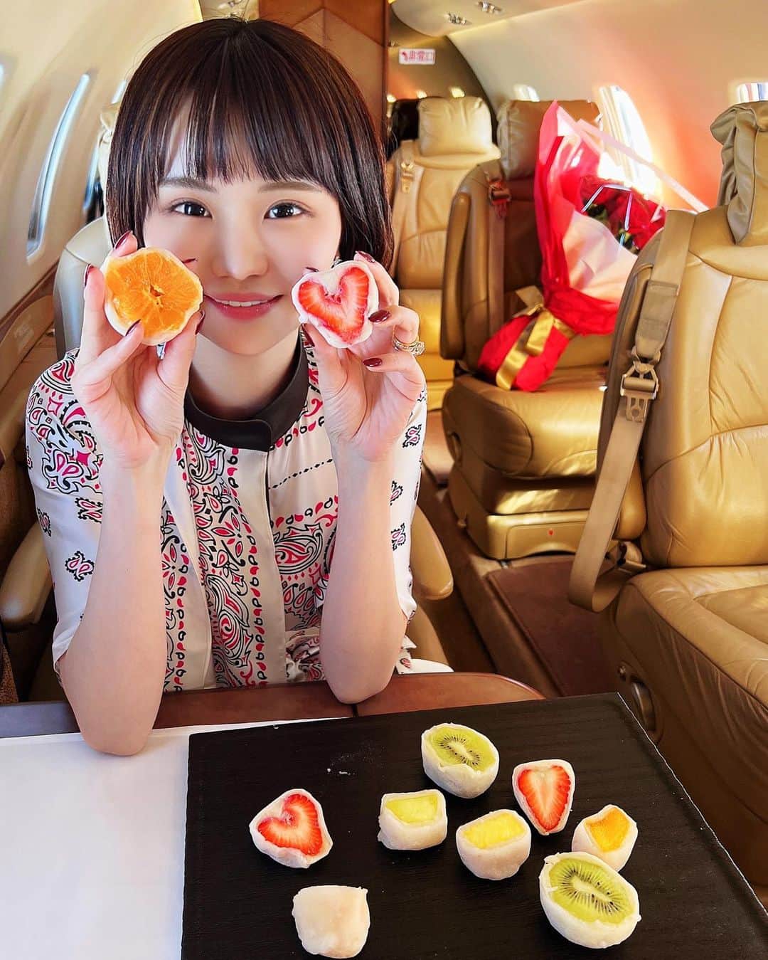 みもれもんさんのインスタグラム写真 - (みもれもんInstagram)「The fruit manju I ate on the flight home was delicious ✈️🍊🌈  帰りの飛行機の中で食べたフルーツ大福🍓🍊 レモン🍋じゃなくてミカンが 美味しかったｏ🍊(｡・‧̫・｡)ｏ💞💭  #みもれもん #黒髪 #ボブ #ショートヘア #ショヘジョ #水着 #人像攝影 #日本的 #粉我 #日本女孩 #Mimolemon  #asiangirl #glam #japan #portrait #privatejet #プライベートジェット」8月31日 10時32分 - mimore_mon0929