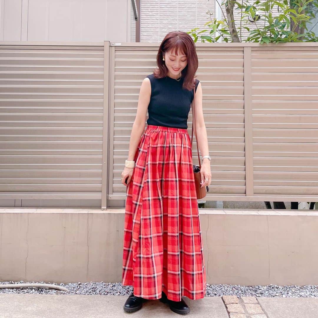 Kikuno Sayumiさんのインスタグラム写真 - (Kikuno SayumiInstagram)「〻check shirt〻 ・ ・ 片付けや手続きもだいぶ落ち着いた〜 けど必要なものがまだまだたくさんあって💦やっぱ引っ越しって大変だ📦 ・ コーデ @renorm_official のチェックのスカートが可愛すぎる💓赤のチェックって秋っぽいけんこれからめっちゃ使えそうやしまだ暑い今はこんな感じでコーデしてる😊 ・ 薄手の生地で着心地良くってウエストゴムで楽ちんだったよ❣️ブーツで合わせるの好き✨他アイテム @grl_official  @lowrysfarm_official  ・ ・ #GRL#グレイル#ファッション#コーデ#fashion#ママ#ママコーデ#プチプラコーデ#大人カジュアル#ヘアアレンジ#大人可愛い#春コーデ#ママリファッション#ママリ#シンプルコーデ#お洒落さんと繋がりたい#ママコーデ #mamagirl#locari#lucrajp#ママリファッション#リノーム#renorm#赤チェック」8月31日 12時06分 - sayumikikuno