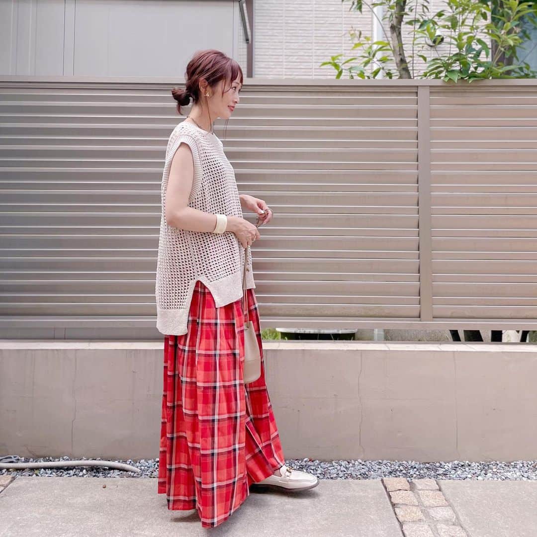 Kikuno Sayumiさんのインスタグラム写真 - (Kikuno SayumiInstagram)「〻check shirt〻 ・ ・ 片付けや手続きもだいぶ落ち着いた〜 けど必要なものがまだまだたくさんあって💦やっぱ引っ越しって大変だ📦 ・ コーデ @renorm_official のチェックのスカートが可愛すぎる💓赤のチェックって秋っぽいけんこれからめっちゃ使えそうやしまだ暑い今はこんな感じでコーデしてる😊 ・ 薄手の生地で着心地良くってウエストゴムで楽ちんだったよ❣️ブーツで合わせるの好き✨他アイテム @grl_official  @lowrysfarm_official  ・ ・ #GRL#グレイル#ファッション#コーデ#fashion#ママ#ママコーデ#プチプラコーデ#大人カジュアル#ヘアアレンジ#大人可愛い#春コーデ#ママリファッション#ママリ#シンプルコーデ#お洒落さんと繋がりたい#ママコーデ #mamagirl#locari#lucrajp#ママリファッション#リノーム#renorm#赤チェック」8月31日 12時06分 - sayumikikuno