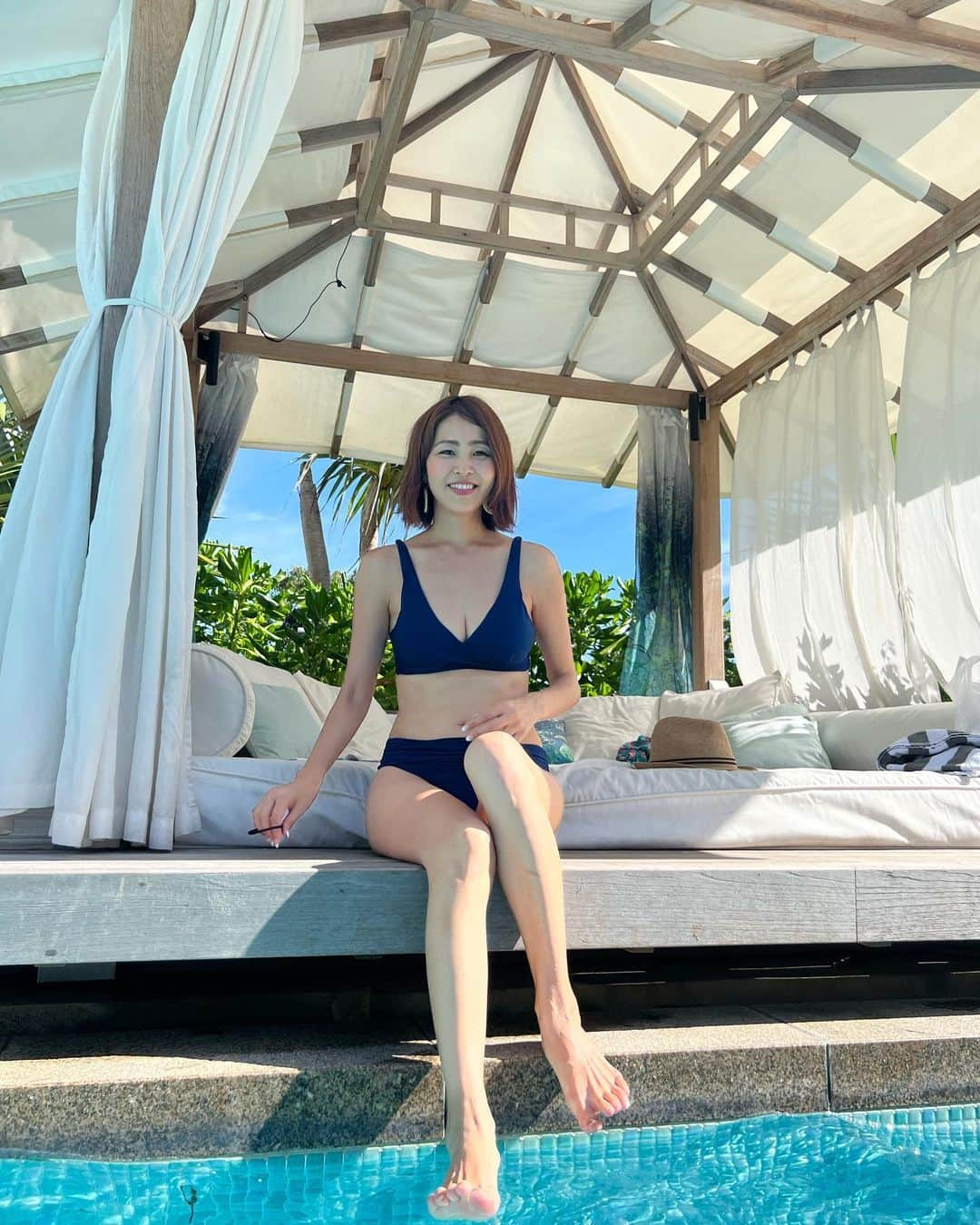 坂元美香さんのインスタグラム写真 - (坂元美香Instagram)「旅の続き。  ⑨ANAインターコンチ石垣島のプール  やっとホテルを満喫。笑 もし波照間島へ行けなかったらのことを考えて 前日にカバナを予約しておいたので 最後はプールでのんびりできたのでした✨  飲んで、泳いで、飲んで飲んで😙🍹  ちなみに昔9年間水泳の選手を していたので泳ぐのだけは得意です😼  3日目おわり。  旅はそろそろおわる…  #坂元日本最南端への親子旅 #石垣島 #沖縄  #anaインターコンチネンタル石垣リゾート  #坂元日本最四端への親子旅」8月31日 12時21分 - mika_saka