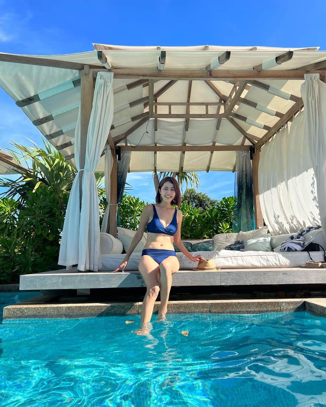 坂元美香さんのインスタグラム写真 - (坂元美香Instagram)「旅の続き。  ⑨ANAインターコンチ石垣島のプール  やっとホテルを満喫。笑 もし波照間島へ行けなかったらのことを考えて 前日にカバナを予約しておいたので 最後はプールでのんびりできたのでした✨  飲んで、泳いで、飲んで飲んで😙🍹  ちなみに昔9年間水泳の選手を していたので泳ぐのだけは得意です😼  3日目おわり。  旅はそろそろおわる…  #坂元日本最南端への親子旅 #石垣島 #沖縄  #anaインターコンチネンタル石垣リゾート  #坂元日本最四端への親子旅」8月31日 12時21分 - mika_saka