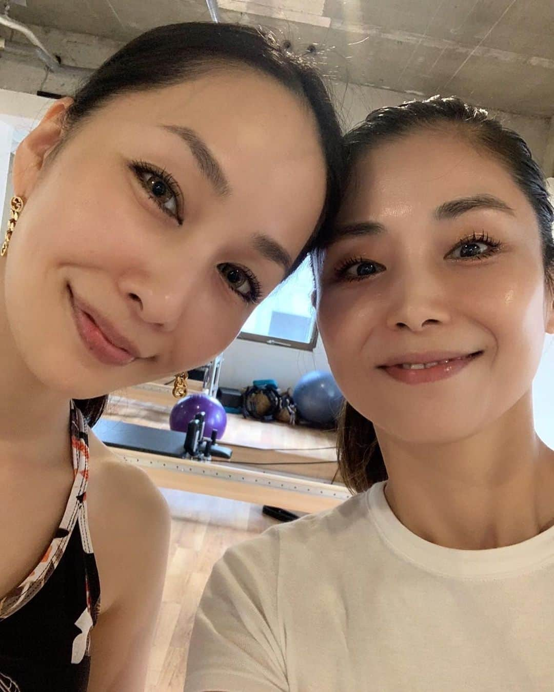 中島美嘉さんのインスタグラム写真 - (中島美嘉Instagram)「. 早く前乗りした理由 20代早々色々あり ずっと諦めずに 私を救ってくれた恩師 @asako_pilates あさこ先生に 会いたかったから！ 昔はボイトレを 先生に習い 休みがあればお願い していた先生！  今はたまたま私も はじめた #ピラティス 講師やってるって 言うから習いに 来ちゃいました！  そして生徒だからわかる事 一人一人身体が違うから メニュー考えて 誠実に向かい合う姿 あの頃と変わってません  #pilates #asako  本日大阪 みんなで楽しい 一日にしましょー！！」8月31日 12時40分 - mikanakashima_official