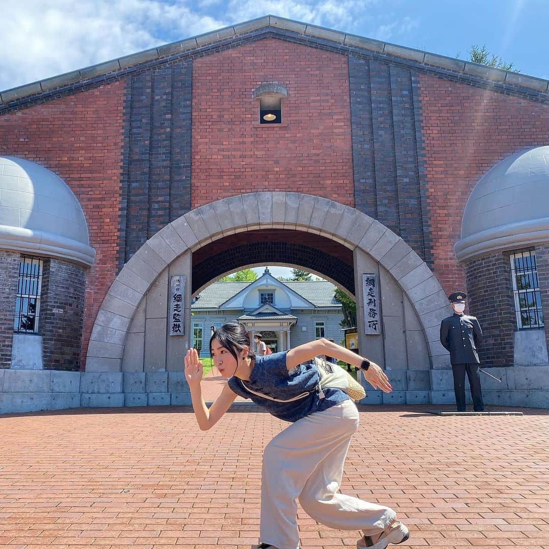 桜雪さんのインスタグラム写真 - (桜雪Instagram)「夏休みに網走監獄へ行きました①  流す涙も凍ると言われた極寒監獄へ！  ロシアの南下政策対応として、 急ピッチで進んだ北海道開拓。  長期重罪の囚人たちが、 長い長い中央道を通常の4倍の作業量でたった８ヶ月で開通させたとのこと。  極寒の地での過酷な労働の中、 多くの囚人・看守が命を落としました。  その後は、 北海道の長くまっすぐ伸びる道をドライブしながら、 その偉業に思いを馳せずにはいられませんでした。  どうせ死ぬなら娑婆で死ぬ のフレーズが気に入って どうせ死ぬなら娑婆で死ぬTシャツを買って帰りました。  #網走監獄 #網走監獄博物館 #北海道旅行」8月31日 13時13分 - yuki_12hsm