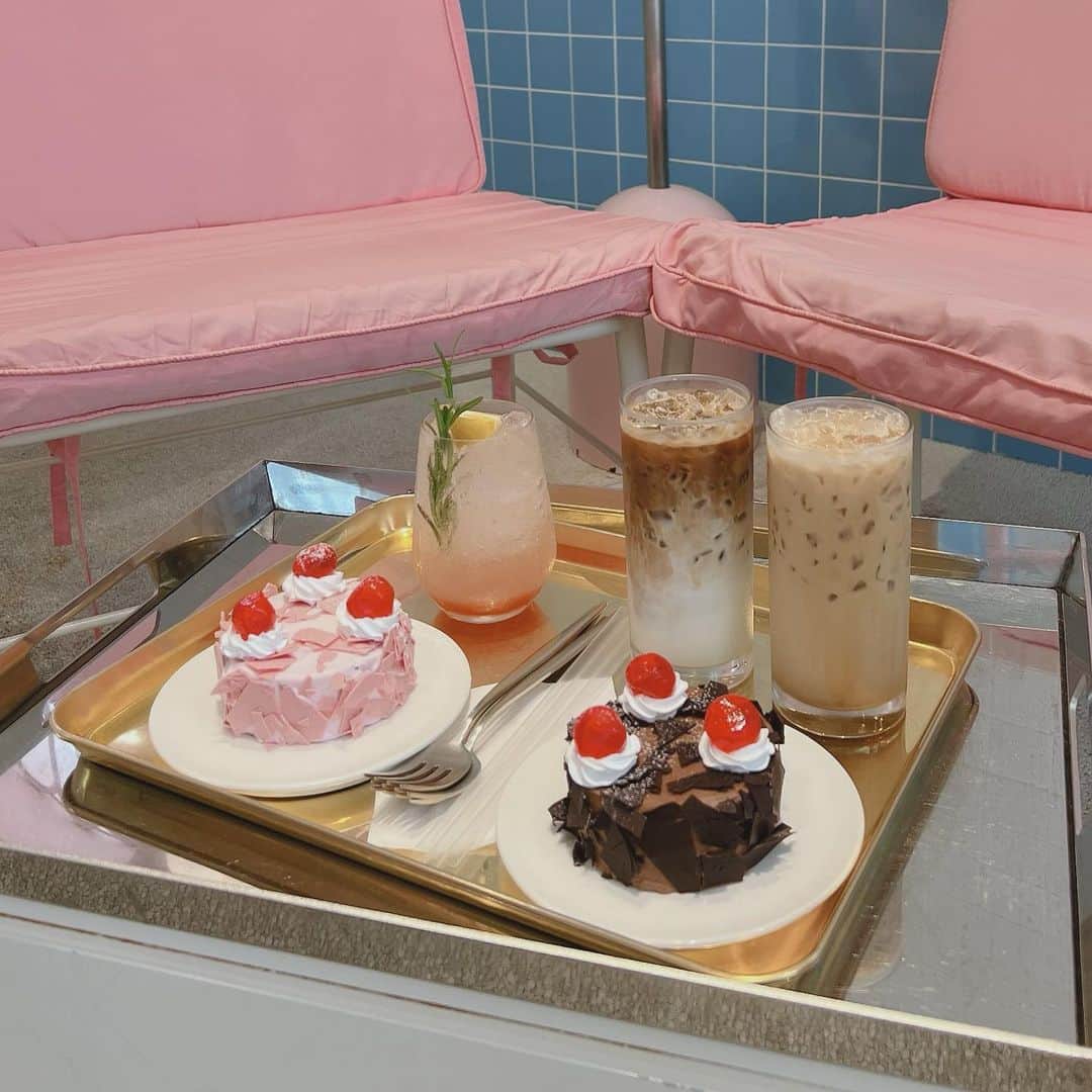 麻美さんのインスタグラム写真 - (麻美Instagram)「とにかく可愛い💕 ． #pinkpoolcafe . 行くだけでテンション上がる映えスポット ． #stylenanda  の上にあるよ❣️ ． ココも女子には絶対オススメ💓 ． #韓国 #映えスポット  #cafe #pinkpoolcafe  #stylenanda」8月31日 13時38分 - mami0s