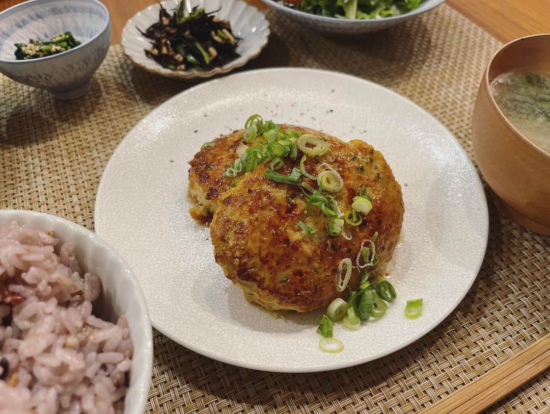 本田朋子さんのインスタグラム写真 - (本田朋子Instagram)「我が家のド定番メイン、鶏ひき肉のハンバーグ。 レンコン、玉ねぎ、大葉、生姜などが入っています。 この日は、チーズやにんじんも混ぜ込み、栄養価UP。 そして、愛媛県産のしらすを見つけたので、韓国海苔や胡麻油と和えてシンプルサラダに。  鶏肉のハンバーグは『本田朋子のweekly献立』に詳しいレシピが掲載されています。 ご参考まで♡  #おうちごはん #アスリート飯  #幼児食 #献立 #たんぱく質 #鶏もも肉 #本田朋子のweekly献立」8月31日 13時49分 - tomoko_honda_official_phonics