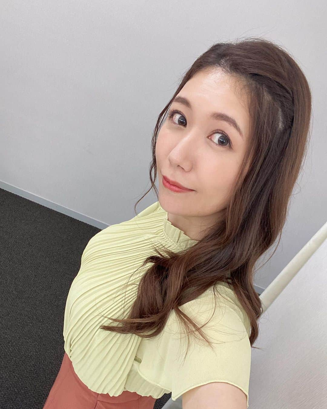 穂川果音さんのインスタグラム写真 - (穂川果音Instagram)「hairstyle  サイド寄せヘアです😊  #ヘアスタイル　#ヘアアレンジ　#hairstyle #hairarrange #サイド寄せ　#大人めアレンジ　#アベプラ　#abema #サイドアップ　#イヤリング　#earrings #ゆる巻き」8月31日 15時45分 - hokawakanonn