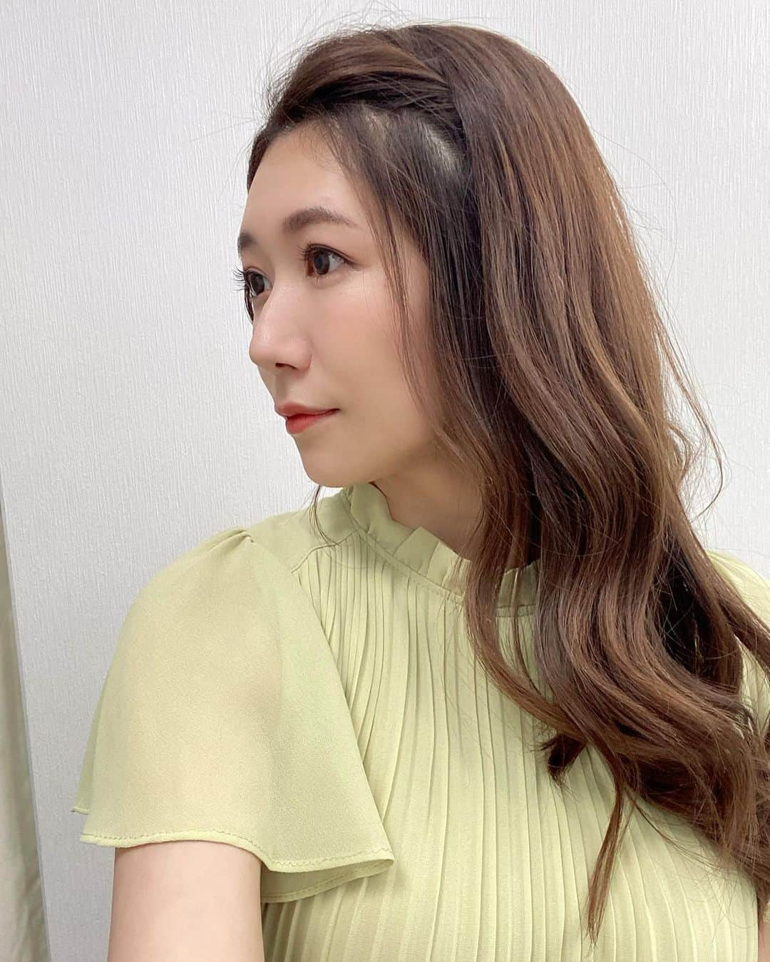 穂川果音さんのインスタグラム写真 - (穂川果音Instagram)「hairstyle  サイド寄せヘアです😊  #ヘアスタイル　#ヘアアレンジ　#hairstyle #hairarrange #サイド寄せ　#大人めアレンジ　#アベプラ　#abema #サイドアップ　#イヤリング　#earrings #ゆる巻き」8月31日 15時45分 - hokawakanonn