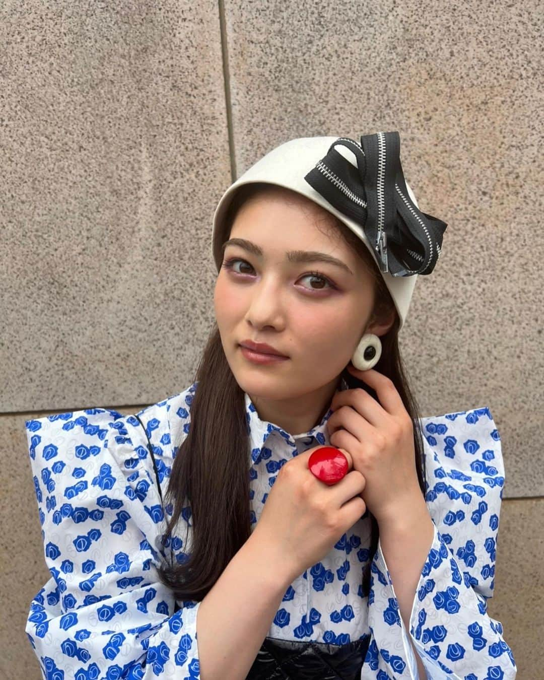 井上咲楽さんのインスタグラム写真 - (井上咲楽Instagram)「衣装写真です🌸  「家、ついて行ってイイですか？」  tops  @tsuyoshiyaotokyo   onepiece  @boutique_vente    earrings&ring  @onceuponatime_aoyama     shoes  @charleskeith_jp   「ダーウィンが来た！」  tops @apupil_official  @swash_london   hairaccessory  @ca4la_official   earrings @onceuponatime_aoyama   rings @jugemade  @___ukiyosioka     shoes  @charleskeith_jp」8月31日 15時57分 - bling2sakura