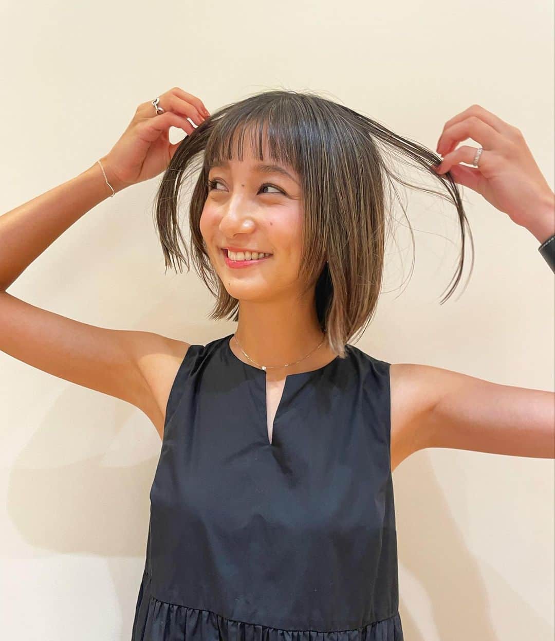 近藤夏子さんのインスタグラム写真 - (近藤夏子Instagram)「.    先日、美容院へ行ってきました〜 切って染めたのだ！  気分転換で顔まわりの髪の毛を短くしてウルフバングに🧡  お気に入り🧡  しばらくこのスタイルにしようかな〜✨  #ヘアスタイル #ウルフバング」8月31日 17時24分 - kondokako0804