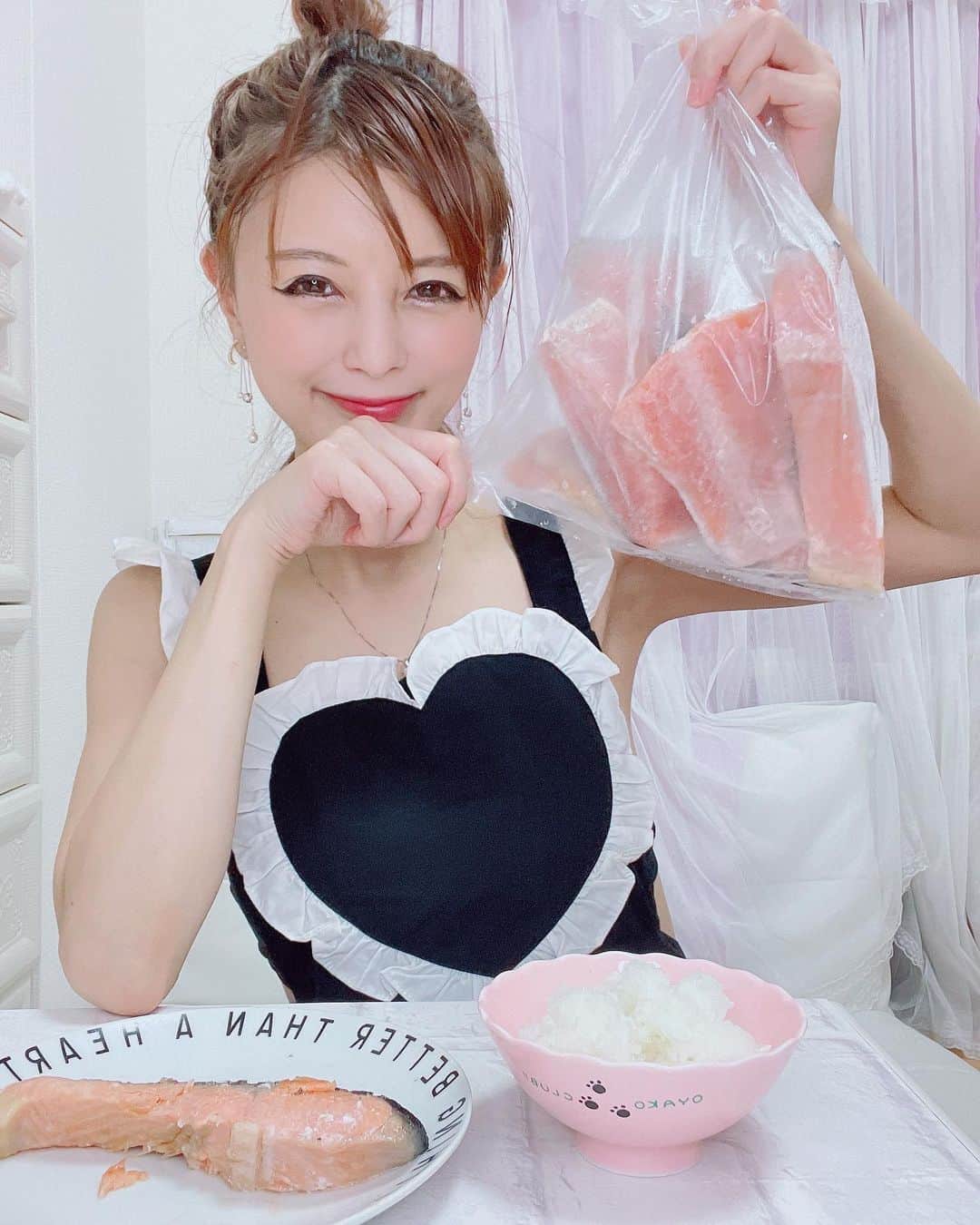 satomiさんのインスタグラム写真 - (satomiInstagram)「🐟🍱🍙  最近は和食も作ります🤍 今日の朝ごはんは銀鮭🐟 ・ めちゃくちゃ油のっててうまー😋 朝から美味しいご飯食べると 1日元気いっぱいになります💪 ・ 冷凍で届くので好きな時に調理できるから一人暮らしでも安心😮‍💨 ・ 🐟→ @uohiko.omotenashi ・  #鮭  #鮭魚  #鮭弁当  #鮭の塩焼き #焼き魚  #和食ごはん #鮭ごはん #pr #サーモン #お弁当」8月31日 18時03分 - saatoomii47
