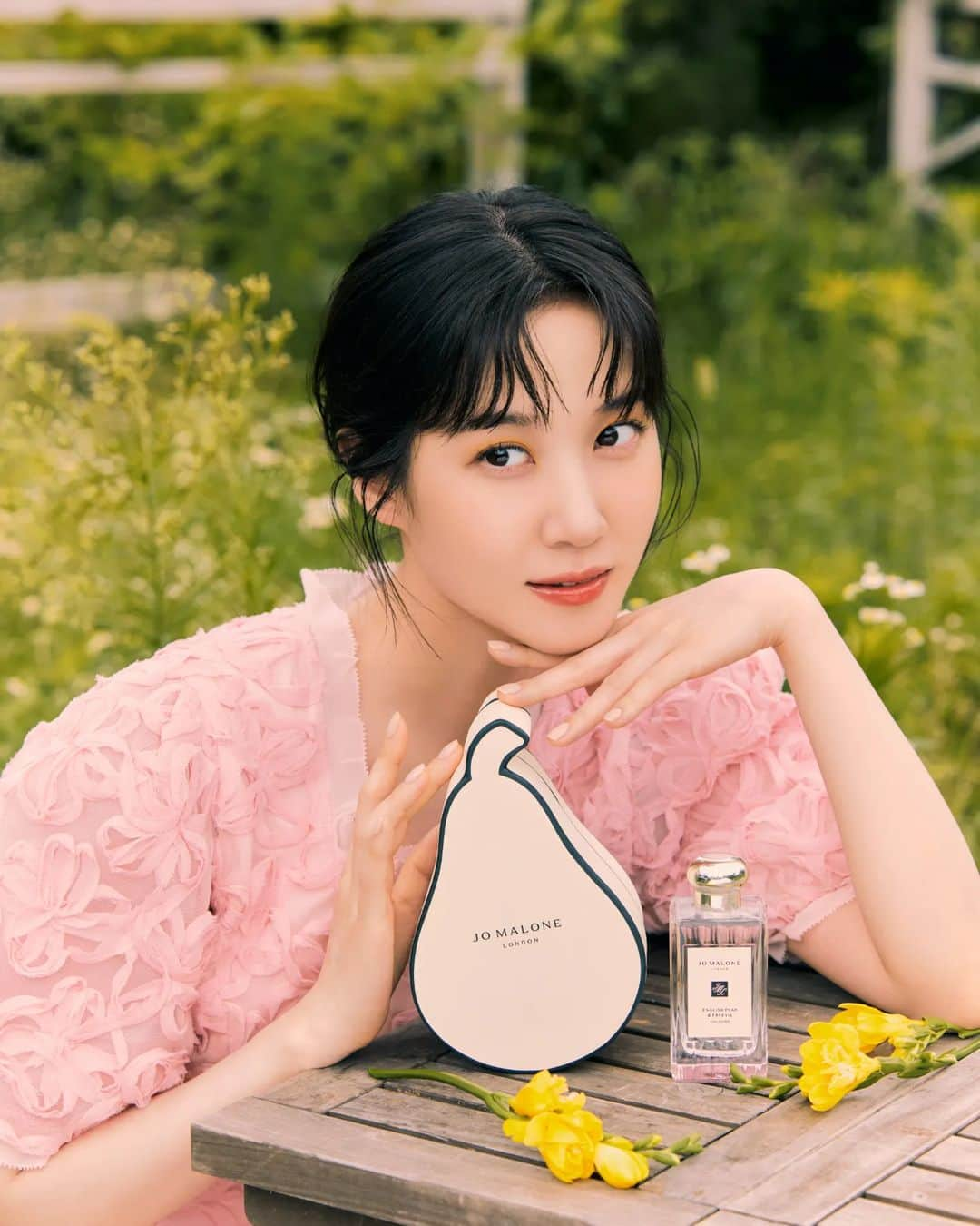 パク・ウンビンさんのインスタグラム写真 - (パク・ウンビンInstagram)「Park EunBin with Jo Malone London Fragrance. #EnglishPearAndFreesia #조말론런던 🌼」8月31日 18時15分 - eunbining0904