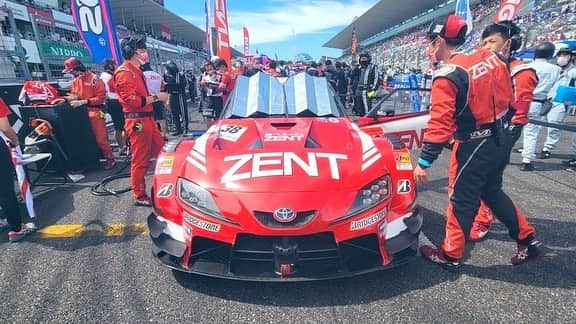 藤井マリーさんのインスタグラム写真 - (藤井マリーInstagram)「🏁  🚗TGR TEAM ZENT CERUMO  #38 ZENT CERUMO GR Supra 立川祐路選手 ／ 石浦宏明選手  #SUPERGT Rd.5 鈴鹿サーキット🎡  予選 Q1担当石浦選手 4番手タイム Q2では立川選手が5番手タイム  決勝は表彰台が見える位置の三列目からスタートとなりました💨  決勝🏁  決勝前のウォームアップ走行でマシンに異変が…  不安が募る中、コースインをせずにメカニックさんたちが一生懸命マシンを直してくださり無事に決勝スタートに間に合いスタート位置へ  マシンが動き出した瞬間安心と感謝で涙が出そうになりました😭😭  グリッドに移動するときも、マシン直ったよ！決勝は大丈夫！！走れるよ！！と笑顔で言ってくださったチームの皆さんの顔が忘れられません✨✨  スタートドライバーは立川選手🤴 ウエイトも軽く、マシンの調子も上がった38号車はさっそく4番手に浮上！！ 見事な大外刈りオーバーテイクにサーキットが沸いた瞬間でした！！  モニターにうつる石浦選手も思わずガッツポーズ✊  今回は規定により2度ピットインしないといけないので26Lapsでピットイン ドライバーチェンジをして石浦選手が出走💨  華麗なドライビングで実質２位へと浮上！！ もうこの中盤の38号車のタイムは他のチームよりも数秒速いタイムでどんどんトップとの差も縮めていき 目と鼻の先には一位を走行しているマシンが！！  ここから熱いバトルが展開されるのだと思うとドキドキしますが、ペースを考えるとこれは勝てる！いける！と誰もが思っていました！  序盤から沢山見せ場がありここからもっと盛り上がるであろうタイミングでチームにとっての悲劇が…  他クラスのマシンのクラッシュによりSCが導入されてしまいました。  このSCのタイミングはチームにとって最も避けたかったタイミング。上位を走行しタイヤが元気でいいポジションの為、後方車との差を広げまだピットに1度しか入っていなかったので既に2度目のピット作業に入っていたチームに先を許してしまいました🥺🥺  SC明けにピットインしドライバーチェンジはせず石浦選手のダブルスティントで再びコースへ 上位は厳しくともポイントを取る！完走する！その一心でした！  諦めずに攻めの姿勢のまま走行中にマシントラブルでスロー走行に… 芝や土がエアクリーナーに詰まってしまいピットへ戻る38号車 悔しくもリタイアという形で鈴鹿戦を終えました。  3戦連続の不運が招いたリタイアに胸が締め付けられる思いでした。どうかチームの努力が報われてほしいです。  どこのチームも勝つために一生懸命戦っていて、泣くチームもあれば笑うチームもある。 もしかしたら今回の出来事で勝利を掴んだのは自分たちのチームだったかもしれない。 様々なドラマが生まれるこれがレースの世界なんだなと改めて思いました！  リタイアや苦しいレースが続く中でも、常に気丈に振る舞いながら次戦へと気持ちを切り替え戦い続けるドライバーさんやメカさんエンジニアさんマネージャーさんたち。  チームの皆さんを一番近くで応援させていただけるこの場所でその姿こそが真の強さだと実感しました。誰一人諦めず次に向かっていきます。  次戦もサクセスウエイトは16kgのまま他のチームよりも有利な状況です！！ 次こそは！表彰台！チームを信じて全力応援します！！  #ZENT #zentsweeties2022 #TOYOTA #supra #recerumo #モータースポーツ #富士スピードウェイ  #コスチューム #レース   定期プロフィール🥀  #くびれ 55cm #おしり 1m #砂時計くびれ  #レースクイーン #グラビアアイドル #タレント #骨格ストレート #ボクシング女子 元 #美容部員 #ショートカット #japanesegirl #藤井マリー」8月31日 18時15分 - fujimary_6