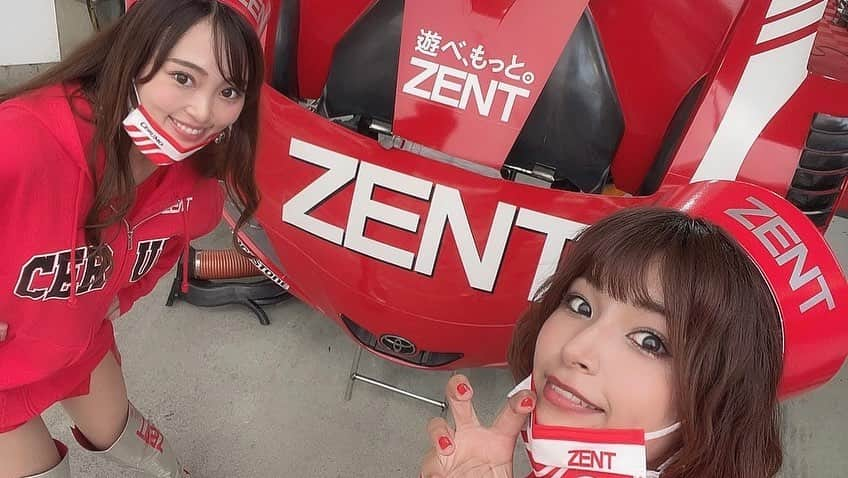 藤井マリーさんのインスタグラム写真 - (藤井マリーInstagram)「🏁  🚗TGR TEAM ZENT CERUMO  #38 ZENT CERUMO GR Supra 立川祐路選手 ／ 石浦宏明選手  #SUPERGT Rd.5 鈴鹿サーキット🎡  予選 Q1担当石浦選手 4番手タイム Q2では立川選手が5番手タイム  決勝は表彰台が見える位置の三列目からスタートとなりました💨  決勝🏁  決勝前のウォームアップ走行でマシンに異変が…  不安が募る中、コースインをせずにメカニックさんたちが一生懸命マシンを直してくださり無事に決勝スタートに間に合いスタート位置へ  マシンが動き出した瞬間安心と感謝で涙が出そうになりました😭😭  グリッドに移動するときも、マシン直ったよ！決勝は大丈夫！！走れるよ！！と笑顔で言ってくださったチームの皆さんの顔が忘れられません✨✨  スタートドライバーは立川選手🤴 ウエイトも軽く、マシンの調子も上がった38号車はさっそく4番手に浮上！！ 見事な大外刈りオーバーテイクにサーキットが沸いた瞬間でした！！  モニターにうつる石浦選手も思わずガッツポーズ✊  今回は規定により2度ピットインしないといけないので26Lapsでピットイン ドライバーチェンジをして石浦選手が出走💨  華麗なドライビングで実質２位へと浮上！！ もうこの中盤の38号車のタイムは他のチームよりも数秒速いタイムでどんどんトップとの差も縮めていき 目と鼻の先には一位を走行しているマシンが！！  ここから熱いバトルが展開されるのだと思うとドキドキしますが、ペースを考えるとこれは勝てる！いける！と誰もが思っていました！  序盤から沢山見せ場がありここからもっと盛り上がるであろうタイミングでチームにとっての悲劇が…  他クラスのマシンのクラッシュによりSCが導入されてしまいました。  このSCのタイミングはチームにとって最も避けたかったタイミング。上位を走行しタイヤが元気でいいポジションの為、後方車との差を広げまだピットに1度しか入っていなかったので既に2度目のピット作業に入っていたチームに先を許してしまいました🥺🥺  SC明けにピットインしドライバーチェンジはせず石浦選手のダブルスティントで再びコースへ 上位は厳しくともポイントを取る！完走する！その一心でした！  諦めずに攻めの姿勢のまま走行中にマシントラブルでスロー走行に… 芝や土がエアクリーナーに詰まってしまいピットへ戻る38号車 悔しくもリタイアという形で鈴鹿戦を終えました。  3戦連続の不運が招いたリタイアに胸が締め付けられる思いでした。どうかチームの努力が報われてほしいです。  どこのチームも勝つために一生懸命戦っていて、泣くチームもあれば笑うチームもある。 もしかしたら今回の出来事で勝利を掴んだのは自分たちのチームだったかもしれない。 様々なドラマが生まれるこれがレースの世界なんだなと改めて思いました！  リタイアや苦しいレースが続く中でも、常に気丈に振る舞いながら次戦へと気持ちを切り替え戦い続けるドライバーさんやメカさんエンジニアさんマネージャーさんたち。  チームの皆さんを一番近くで応援させていただけるこの場所でその姿こそが真の強さだと実感しました。誰一人諦めず次に向かっていきます。  次戦もサクセスウエイトは16kgのまま他のチームよりも有利な状況です！！ 次こそは！表彰台！チームを信じて全力応援します！！  #ZENT #zentsweeties2022 #TOYOTA #supra #recerumo #モータースポーツ #富士スピードウェイ  #コスチューム #レース   定期プロフィール🥀  #くびれ 55cm #おしり 1m #砂時計くびれ  #レースクイーン #グラビアアイドル #タレント #骨格ストレート #ボクシング女子 元 #美容部員 #ショートカット #japanesegirl #藤井マリー」8月31日 18時15分 - fujimary_6