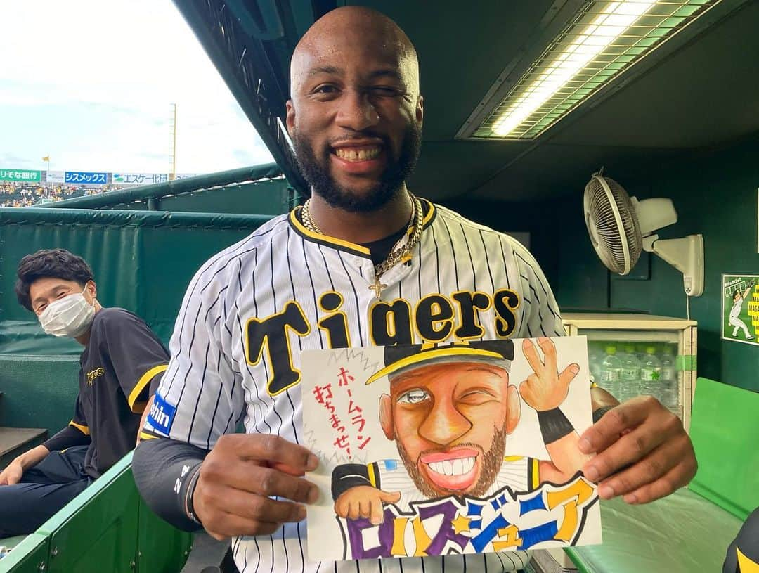 阪神タイガースさんのインスタグラム写真 - (阪神タイガースInstagram)「試合前にベンチ内に飾ってある自身のイラストを見つけて、ご満悦のロハス選手！ #メルロハスjr 選手 #イケメン  #ファンともっとプロジェクト  #タイガース史上最接近応援  #阪神タイガース  #イチにカケル！」8月31日 18時28分 - hanshintigers_official