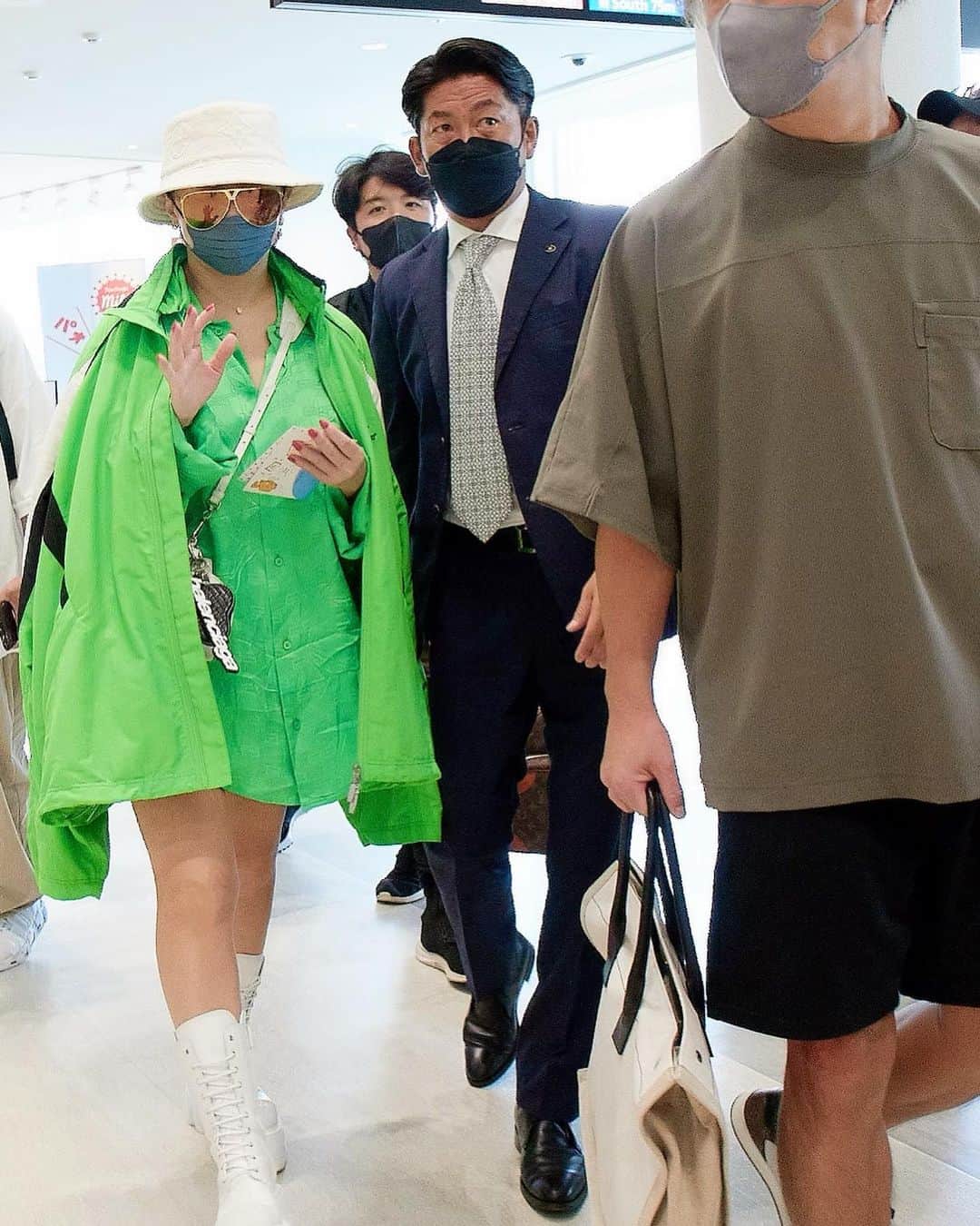 浜崎あゆみさんのインスタグラム写真 - (浜崎あゆみInstagram)「どうしても夏の間に皆とスペシャルな想い出を創りたくて、Summer TA Party 全7公演たくさんの方々にお力添えいただきながら駆け抜けました🙏  信じられないくらい濃すぎる特別な夏でした🥲✨✨✨  季節がすっかり変わる頃には、また一座揃ってAsiaツアーに戻り逢いにゆきます。 待っていて下さい☺️  #サマパアゲイン #無事終了 #わたしも一旦終了 #と思いきや #明後日ダンスリハ #うぉいっ笑 #さて何でしょう😎  📸by @masayukikamo」8月31日 19時05分 - a.you