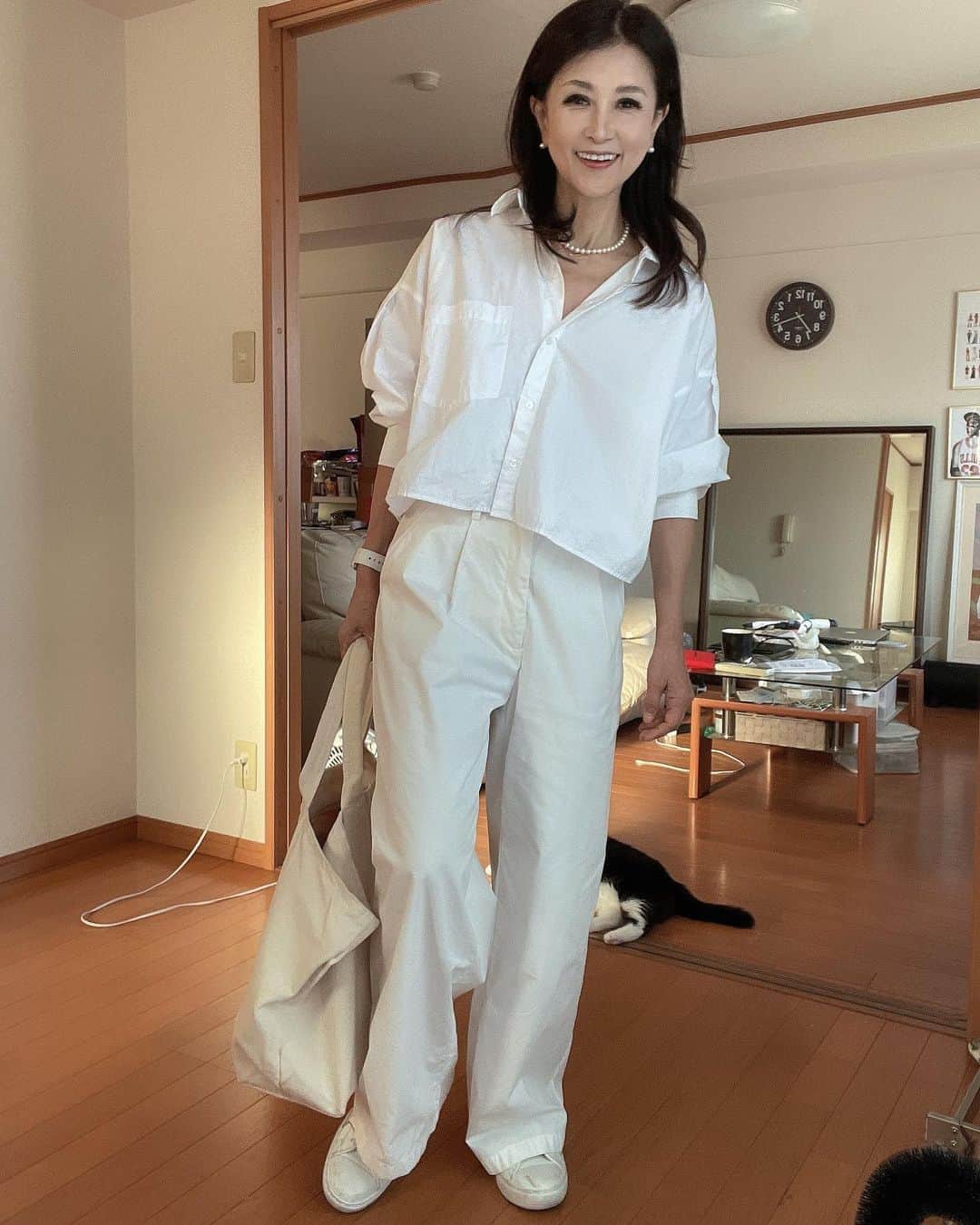 Naoko（なおこ）さんのインスタグラム写真 - (Naoko（なおこ）Instagram)「🥲 🥲 🥲 子供の頃から 0831は、なぜか 物悲しい。  夏休みの最終日。  今は変わってるみたいだけど。  夏の最後に コットンの真っ白コーデに してみた。  明日から 暑くても 秋😗  ファッションは 秋冬が好き🥰  夏服も買っても結局 一回しか着てない服も たくさん。 来年は着るかな🫠 多分着ない、、、  断捨離せねば、、、   ZARAセールで 山ほど買って 着る前に 飽きていることは 秘密にしておくね  マイダーリン  “Fashion victim”   #おチビコーデ  #fashionstyleblog #fashionstyles4love #happyme #saturdayselfie  ##筋トレ女子 #Fitnesswear#フィットネス#Fitness#筋トレ女子と繋がりたい #減量 #くびれ#美ボディ #アラフィフ#アラフィフコーデ#ボディメイク #50代#熊本#kumamoto #Trainingmotivation #Bodybuilding#Muscletraining #fitnessmodel#training#gymgirl#Housemusic」8月31日 20時22分 - smile_naohibi