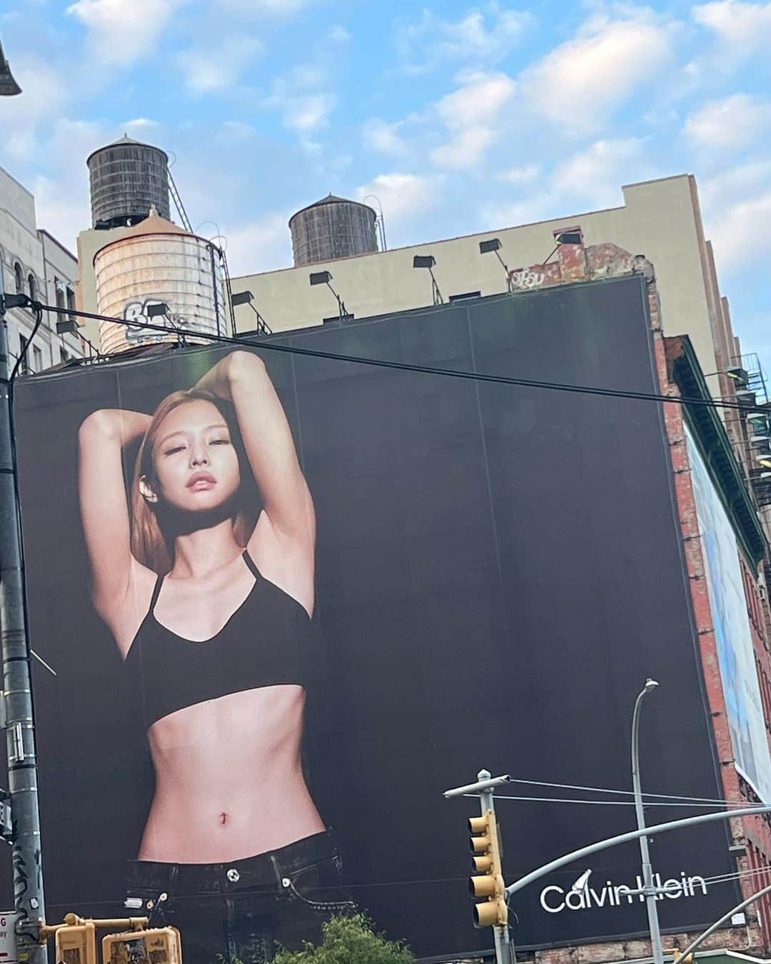 ジェニーさんのインスタグラム写真 - (ジェニーInstagram)「proud moment in ny 🤟」8月31日 21時53分 - jennierubyjane