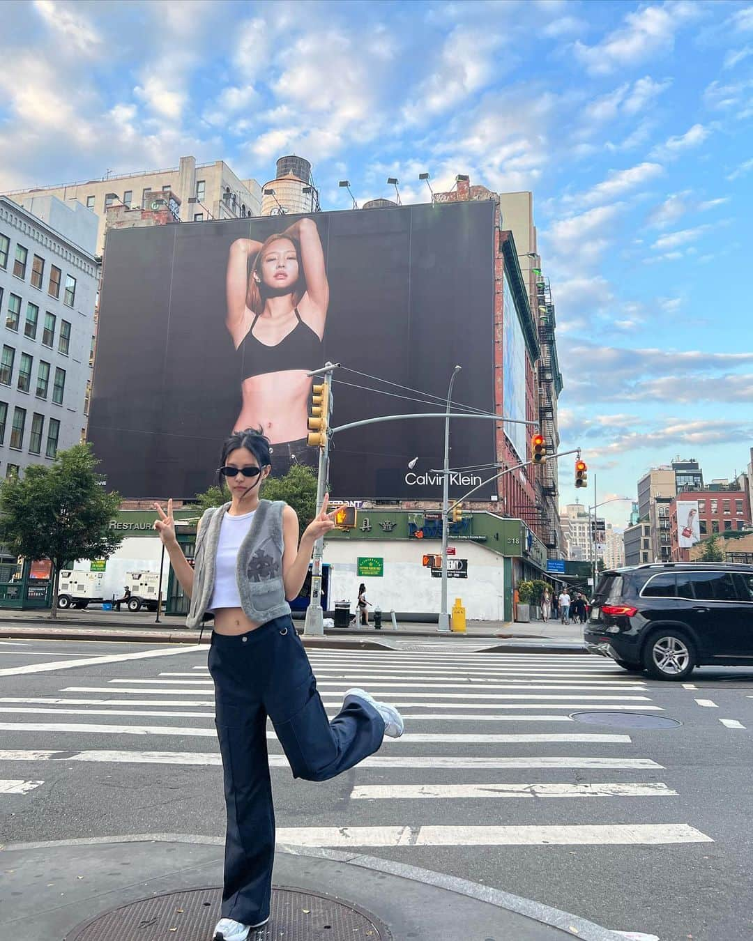 ジェニーさんのインスタグラム写真 - (ジェニーInstagram)「proud moment in ny 🤟」8月31日 21時53分 - jennierubyjane