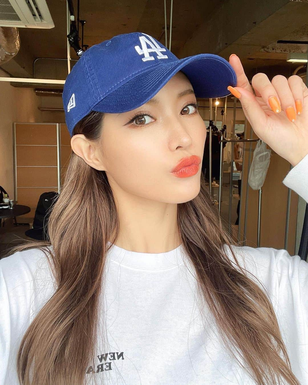 MIKAさんのインスタグラム写真 - (MIKAInstagram)「🧢 @neweracap 🫦💙💙 ⠀ 新作アイテムの撮影をさせて頂きました☺︎ オフショット〜✌️  今日は23SSの展示会にも行ってきたよ♪ かわいいの大量すぎて今から届くのが楽しみ🥹💘 ⠀ ばいびー８月っありがとう🌻 ⠀  ⠀」8月31日 23時41分 - cjd_mika