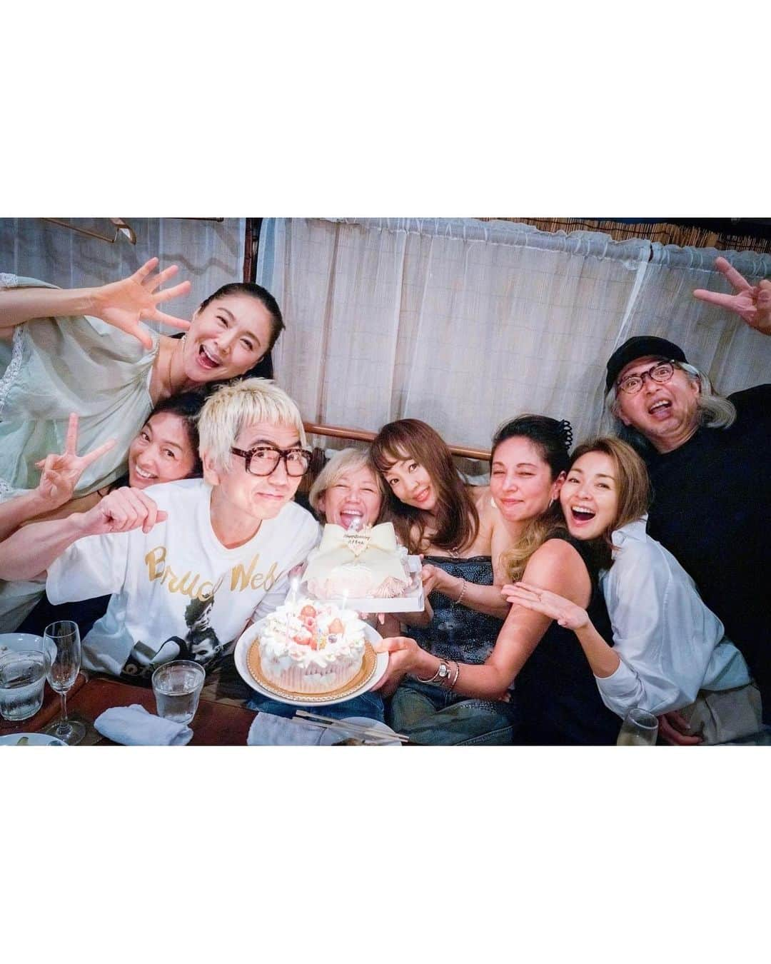 神田うのさんのインスタグラム写真 - (神田うのInstagram)「先輩モデル珠ちゃん💕のバースデーで30年前高校生の時、一緒にお仕事していた仲良しプチセブンモデルズ💕&ヘアメイクさん達💕カメラマンさん💕みんなで集まれて最高に楽しいお時間でした😍 8月バースデーの仲良し同級生モデルの恵美💕メイクのおケンケン💕のサプライズバースデーもありの『おめでとう❣️』を沢山言えた本当に楽しく素晴らしい一時でした😍 みんな💕大好きだよー❤️❤️❤️  @otama33  @kayo_unicorno  @shiho_style  @saori_suwa_oishiiomiso  @glamsken  @pool_sugita  @hiroshi_homma  @akemi0817   #バースデーパーティー#30年来のお友達#10代からのお友達#10代の頃の#お仕事仲間#プチセブンモデルズ#プチモ#昔からの仲間#大好き#最高な時間#大好き#みんな大好き#happybirthday#お誕生日おめでとう#神田うの#unokanda」9月1日 2時56分 - unokandaofficial