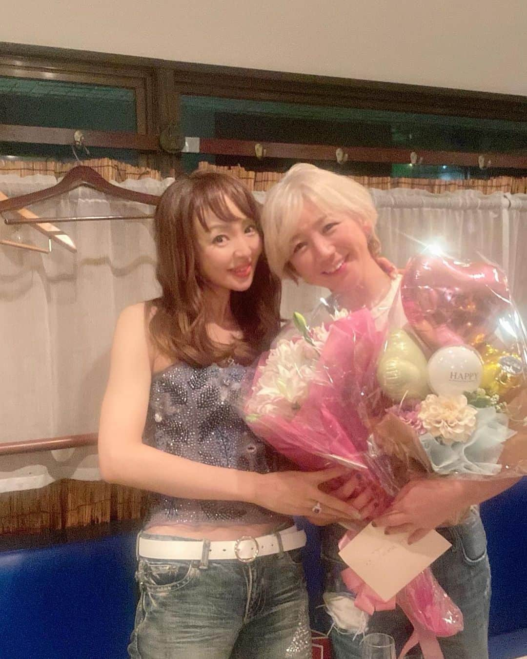 神田うのさんのインスタグラム写真 - (神田うのInstagram)「先輩モデル珠ちゃん💕のバースデーで30年前高校生の時、一緒にお仕事していた仲良しプチセブンモデルズ💕&ヘアメイクさん達💕カメラマンさん💕みんなで集まれて最高に楽しいお時間でした😍 8月バースデーの仲良し同級生モデルの恵美💕メイクのおケンケン💕のサプライズバースデーもありの『おめでとう❣️』を沢山言えた本当に楽しく素晴らしい一時でした😍 みんな💕大好きだよー❤️❤️❤️  @otama33  @kayo_unicorno  @shiho_style  @saori_suwa_oishiiomiso  @glamsken  @pool_sugita  @hiroshi_homma  @akemi0817   #バースデーパーティー#30年来のお友達#10代からのお友達#10代の頃の#お仕事仲間#プチセブンモデルズ#プチモ#昔からの仲間#大好き#最高な時間#大好き#みんな大好き#happybirthday#お誕生日おめでとう#神田うの#unokanda」9月1日 2時56分 - unokandaofficial