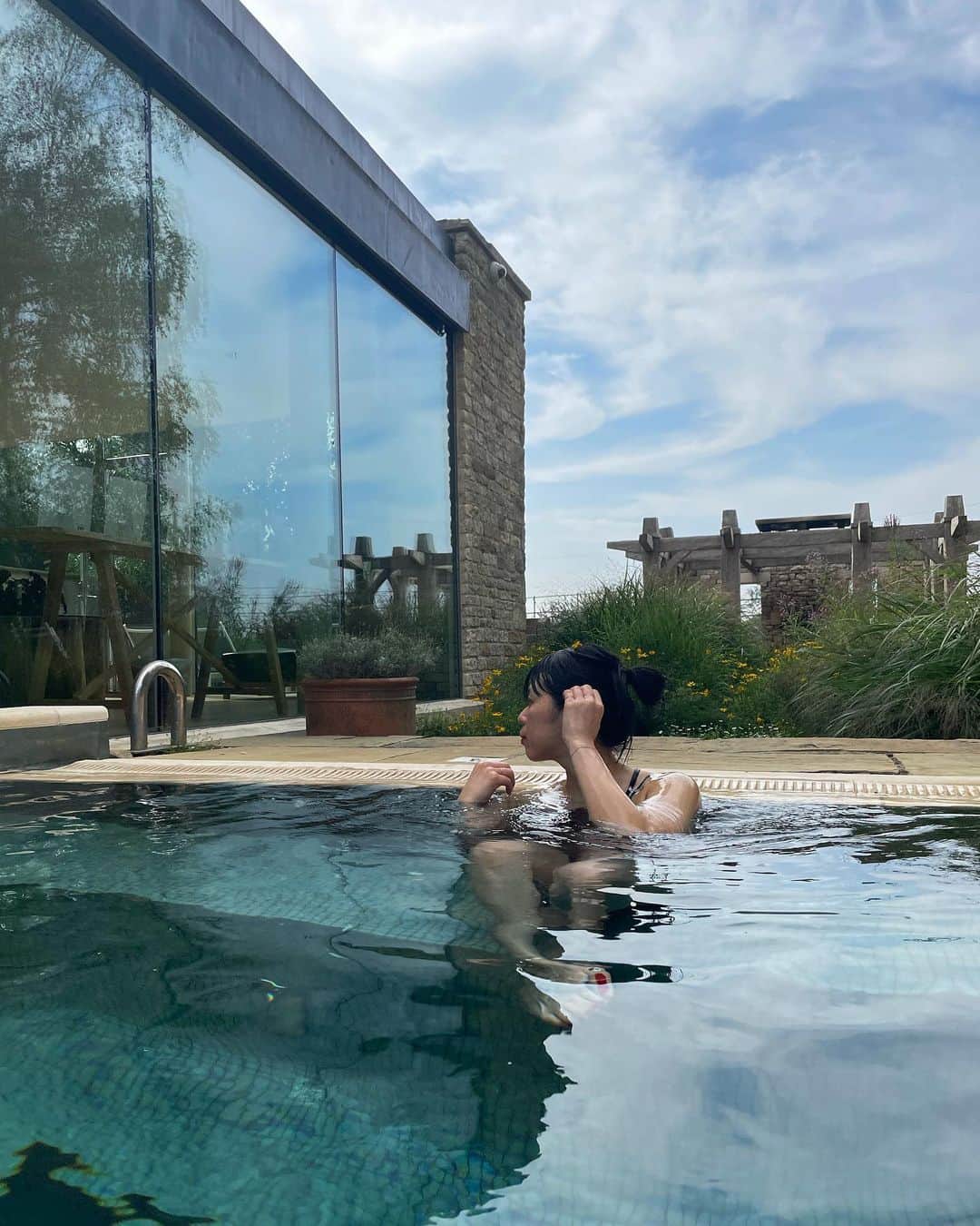 Yu-kiさんのインスタグラム写真 - (Yu-kiInstagram)「Memory of Cotswolds🇬🇧 同じイギリスでも全然違う建物ばかりでかわいい村がたくさん集まってるコッツウォルズ。去年のちょうど今頃の誕生日に泊まったホテルも最高によかった。海外に行くのもいいけど、都会を離れて静かで緑たくさんのイギリスのどこかの街に行くのもいい◎#cotswolds#uk」9月1日 5時19分 - yu_ki96