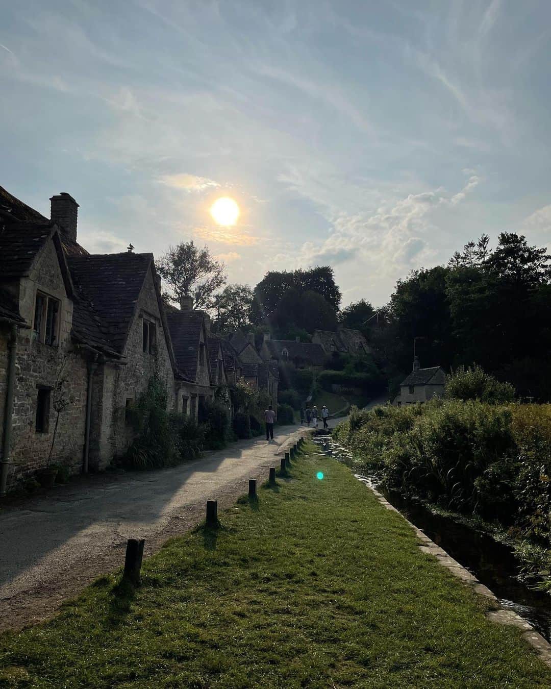 Yu-kiさんのインスタグラム写真 - (Yu-kiInstagram)「Memory of Cotswolds🇬🇧 同じイギリスでも全然違う建物ばかりでかわいい村がたくさん集まってるコッツウォルズ。去年のちょうど今頃の誕生日に泊まったホテルも最高によかった。海外に行くのもいいけど、都会を離れて静かで緑たくさんのイギリスのどこかの街に行くのもいい◎#cotswolds#uk」9月1日 5時19分 - yu_ki96